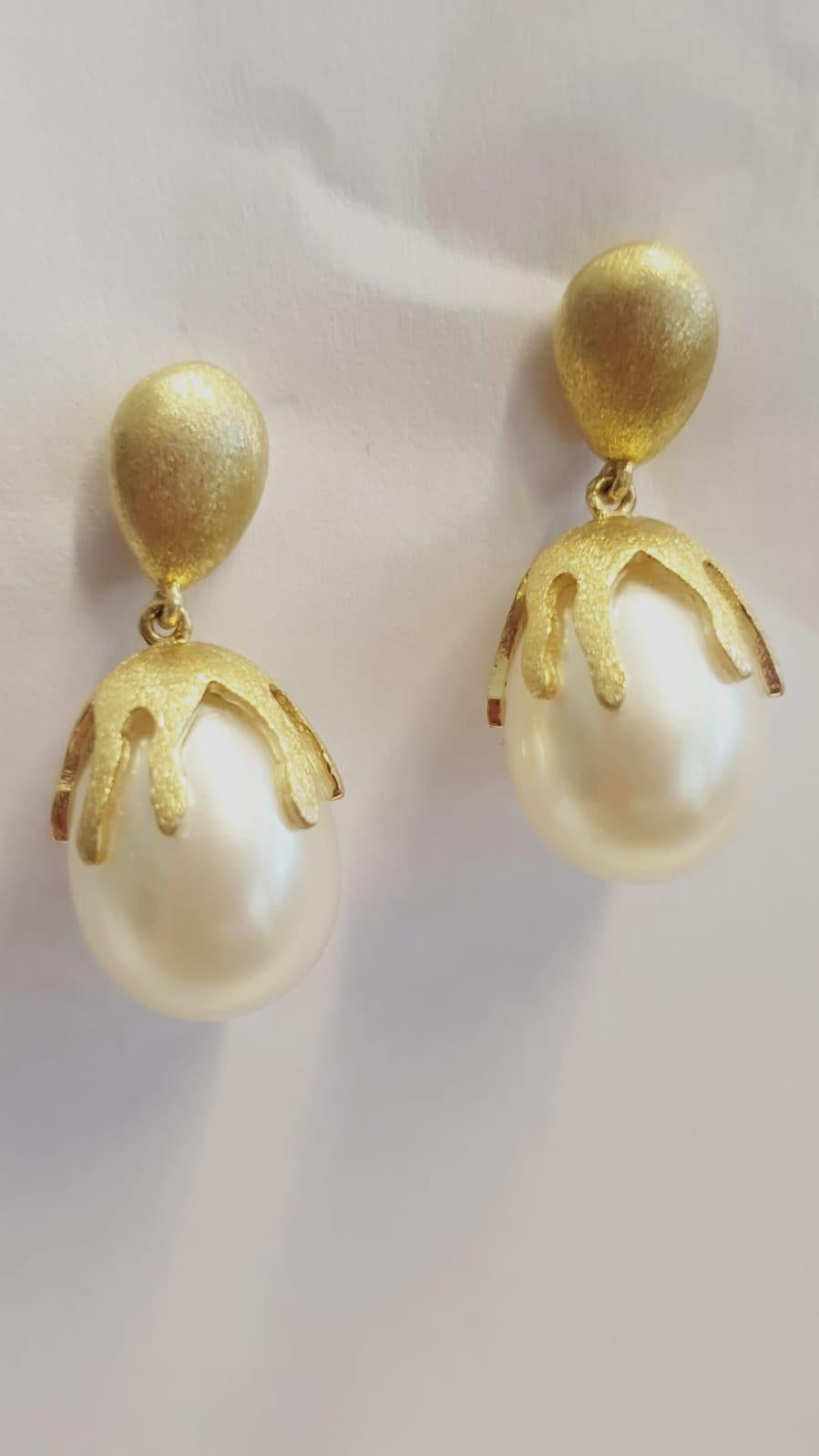 18 Karat Gold und Perlen Elegante Ohrringe zum Hängen (Kunsthandwerker*in) im Angebot