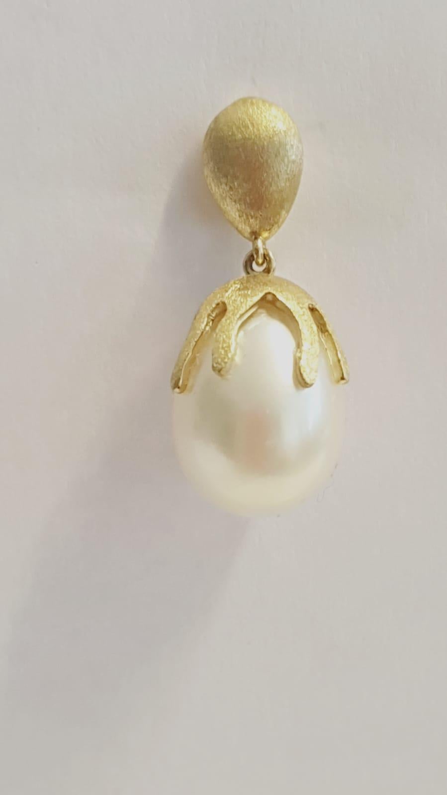 18 Karat Gold und Perlen Elegante Ohrringe zum Hängen (Tropfenschliff) im Angebot