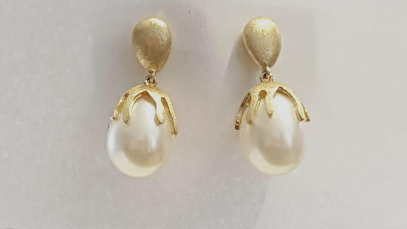 18 Karat Gold und Perlen Elegante Ohrringe zum Hängen im Zustand „Neu“ im Angebot in Torre del Greco, IT