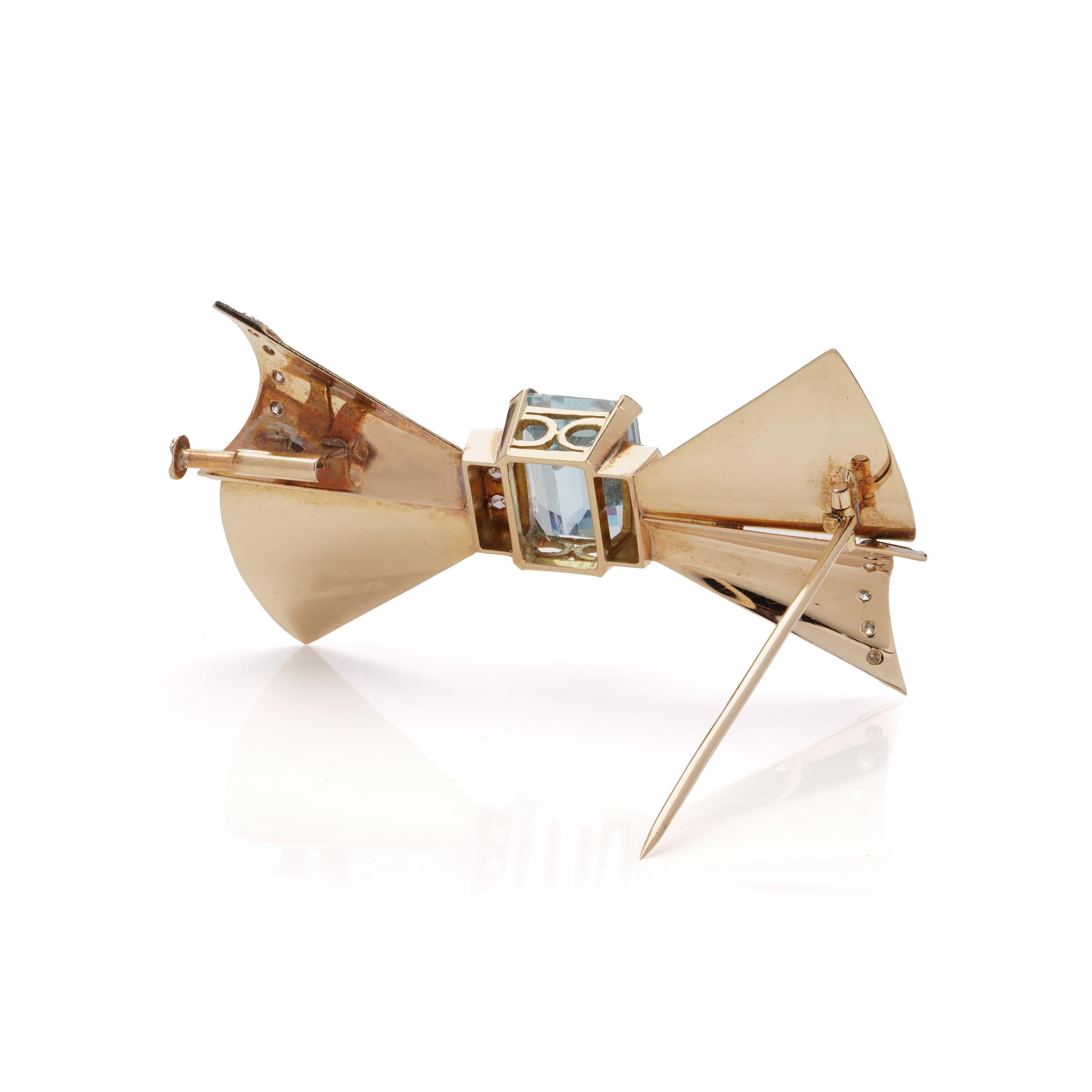 18kt Gold Aquamarine and Diamond Bow Brooch, circa 1940s In Good Condition For Sale In Braintree, GB
