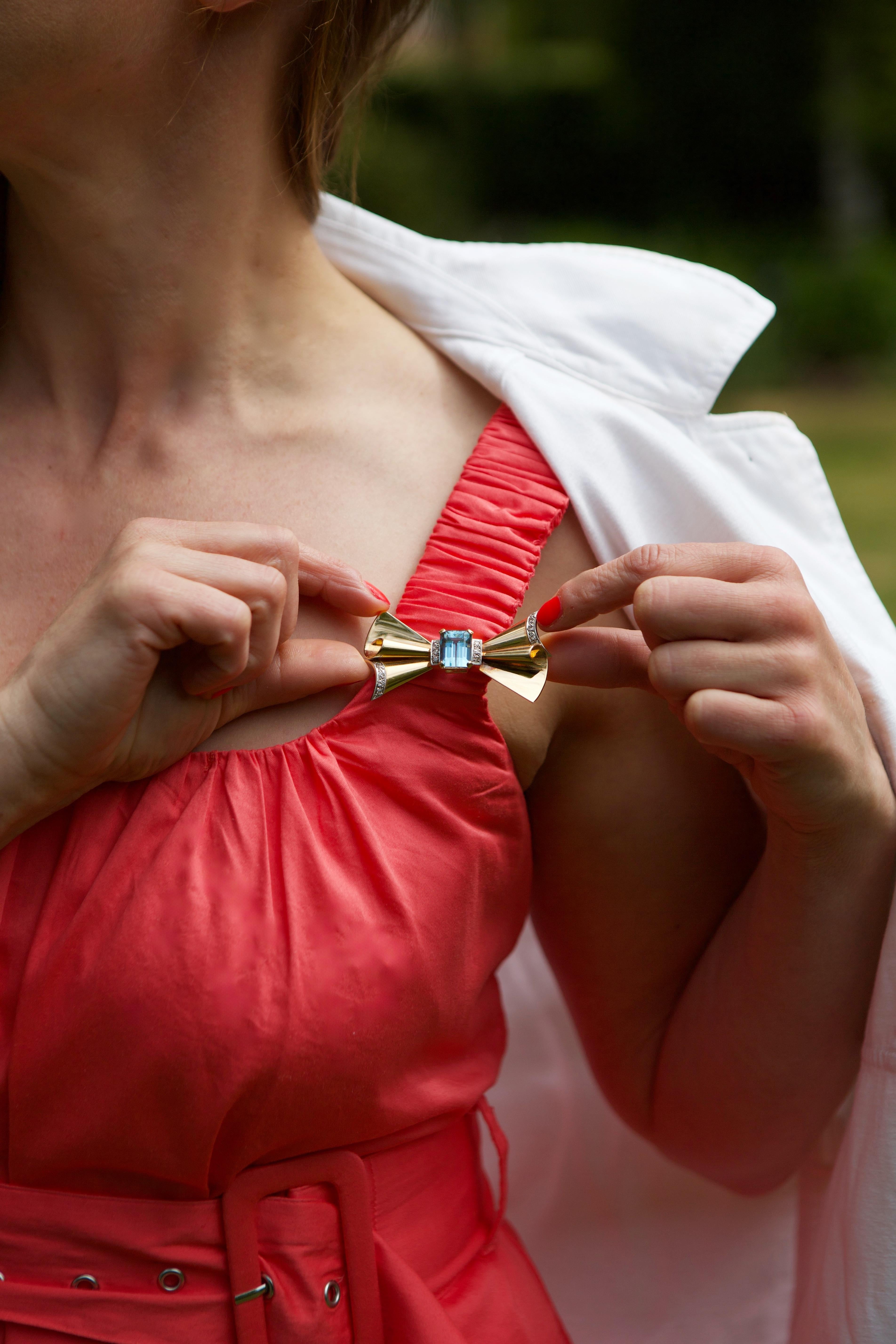 18kt Gold Aquamarine and Diamond Bow Brooch, circa 1940s For Sale 1