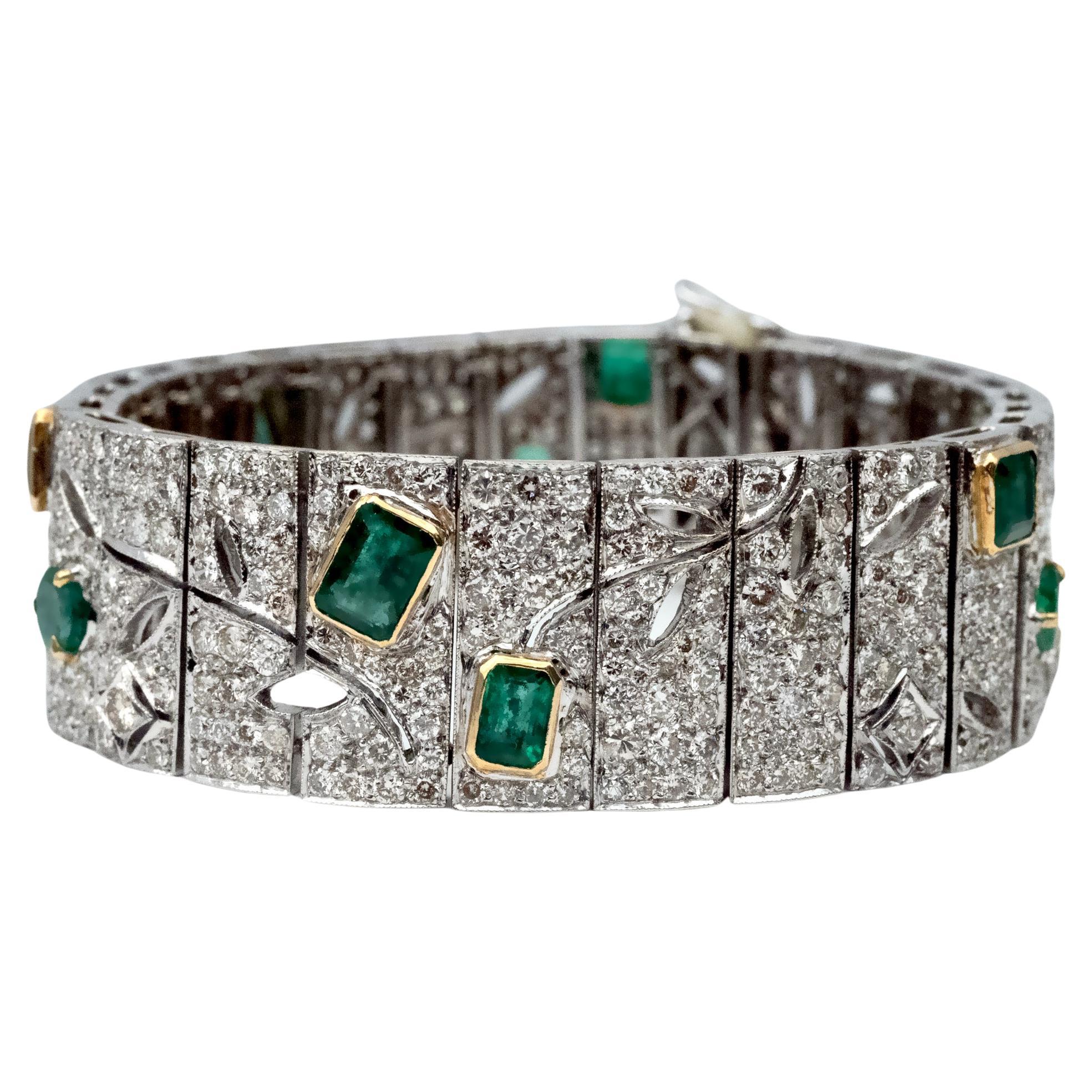Questo squisito bracciale è un esempio straordinario di design Art Déco, che mostra un'armoniosa miscela di geometrie audaci e motivi ispirati alla natura. Realizzato in oro 18KT, il bracciale presenta un accattivante contrasto tra la luminosa