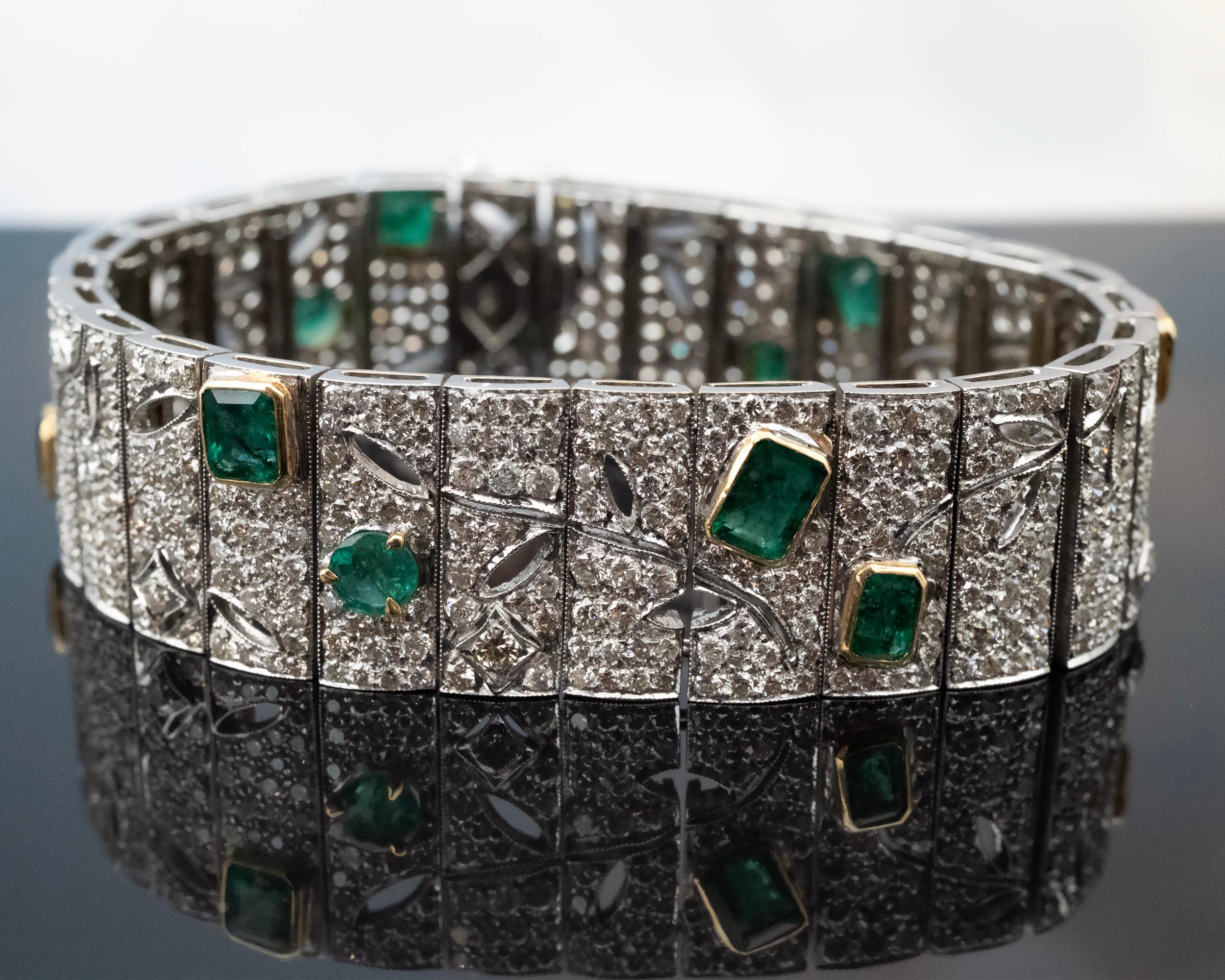 Art Déco Bracciale Art Deco in oro 18KT con diamanti e smeraldi e motivo a vite in vendita