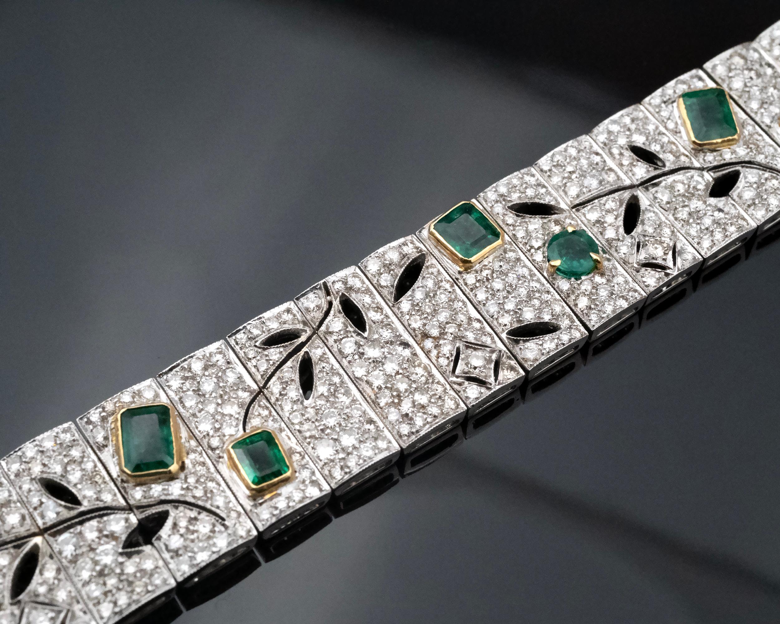 Taglio smeraldo Bracciale Art Deco in oro 18KT con diamanti e smeraldi e motivo a vite in vendita