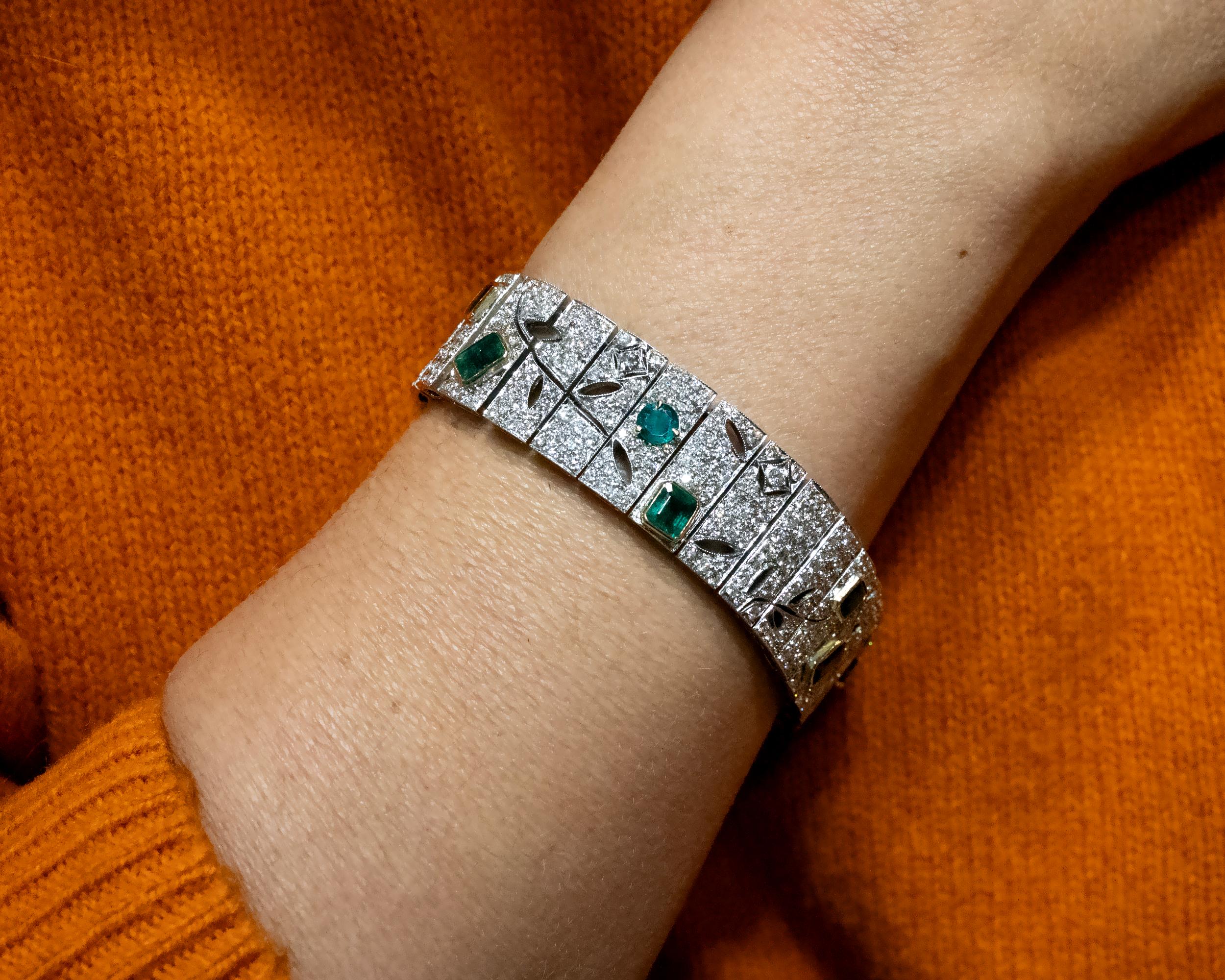 Bracciale Art Deco in oro 18KT con diamanti e smeraldi e motivo a vite In condizioni ottime in vendita a Monte Carlo, MC
