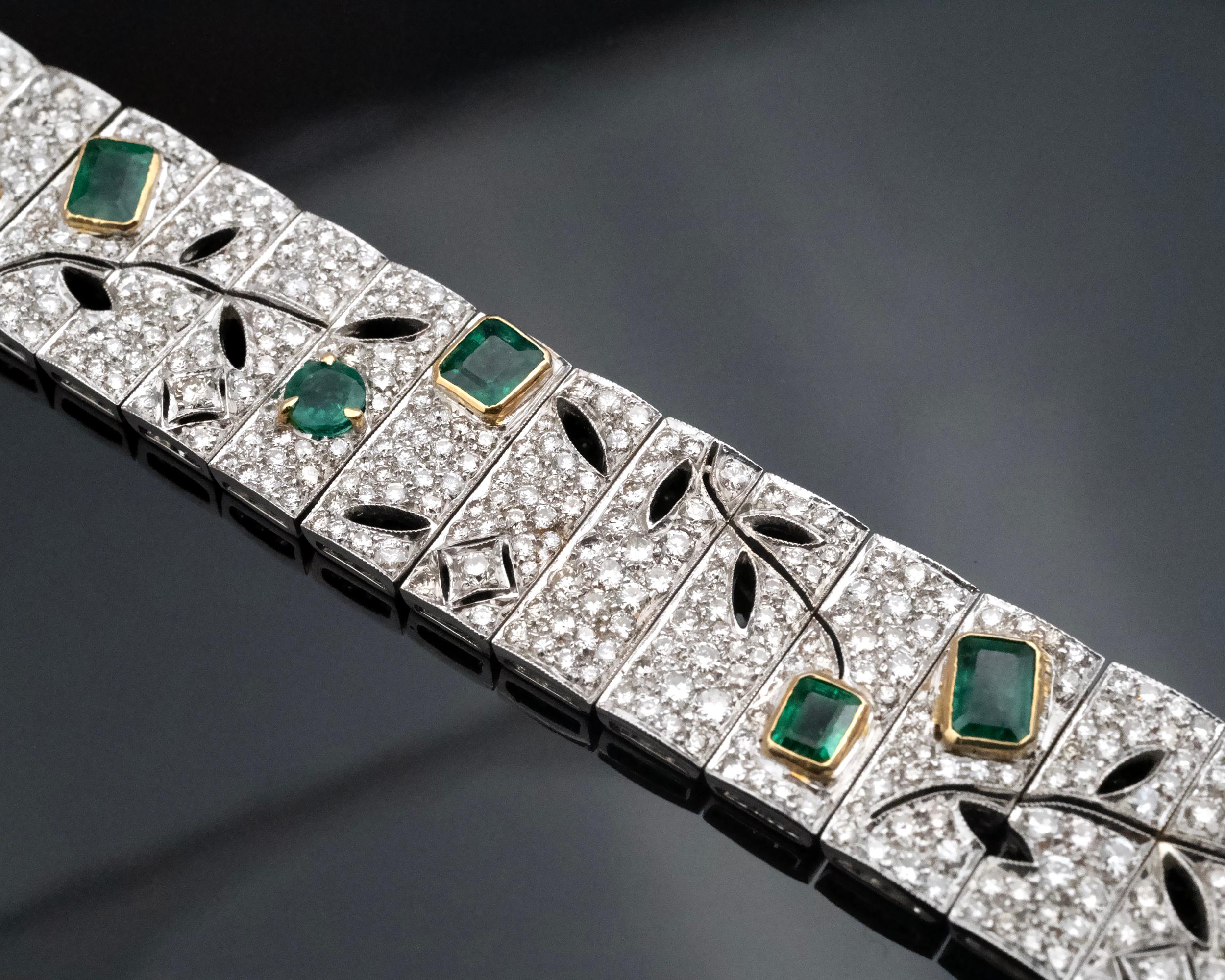 Bracciale Art Deco in oro 18KT con diamanti e smeraldi e motivo a vite in vendita 2