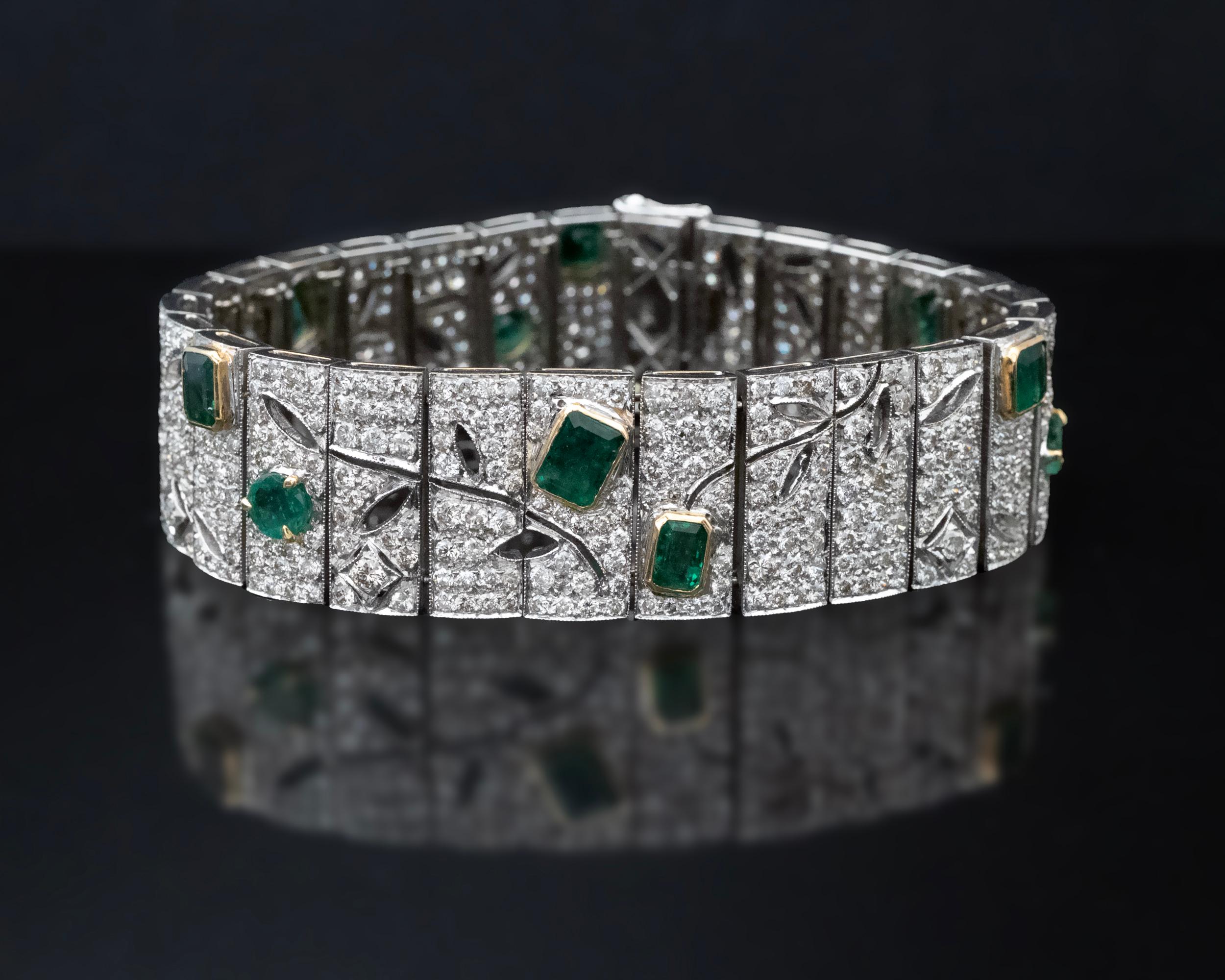 Bracciale Art Deco in oro 18KT con diamanti e smeraldi e motivo a vite in vendita 1