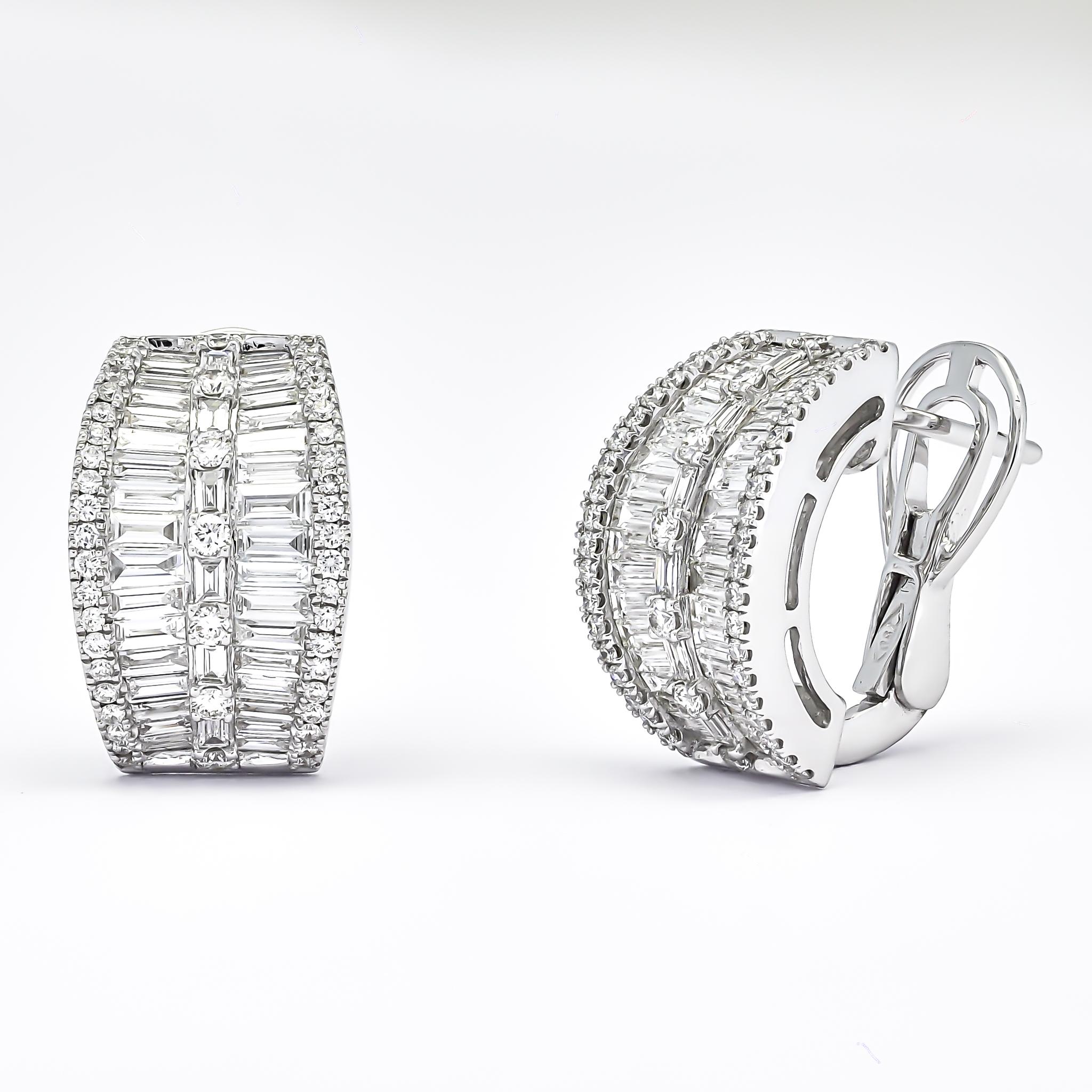 18KT Gold Baguette and Round Diamonds Channel Luxury Hoop Huggies Earrings In New Condition For Sale In Antwerpen, BE