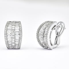 Créoles de luxe chaîne Huggies en or 18 carats avec diamants baguettes et ronds