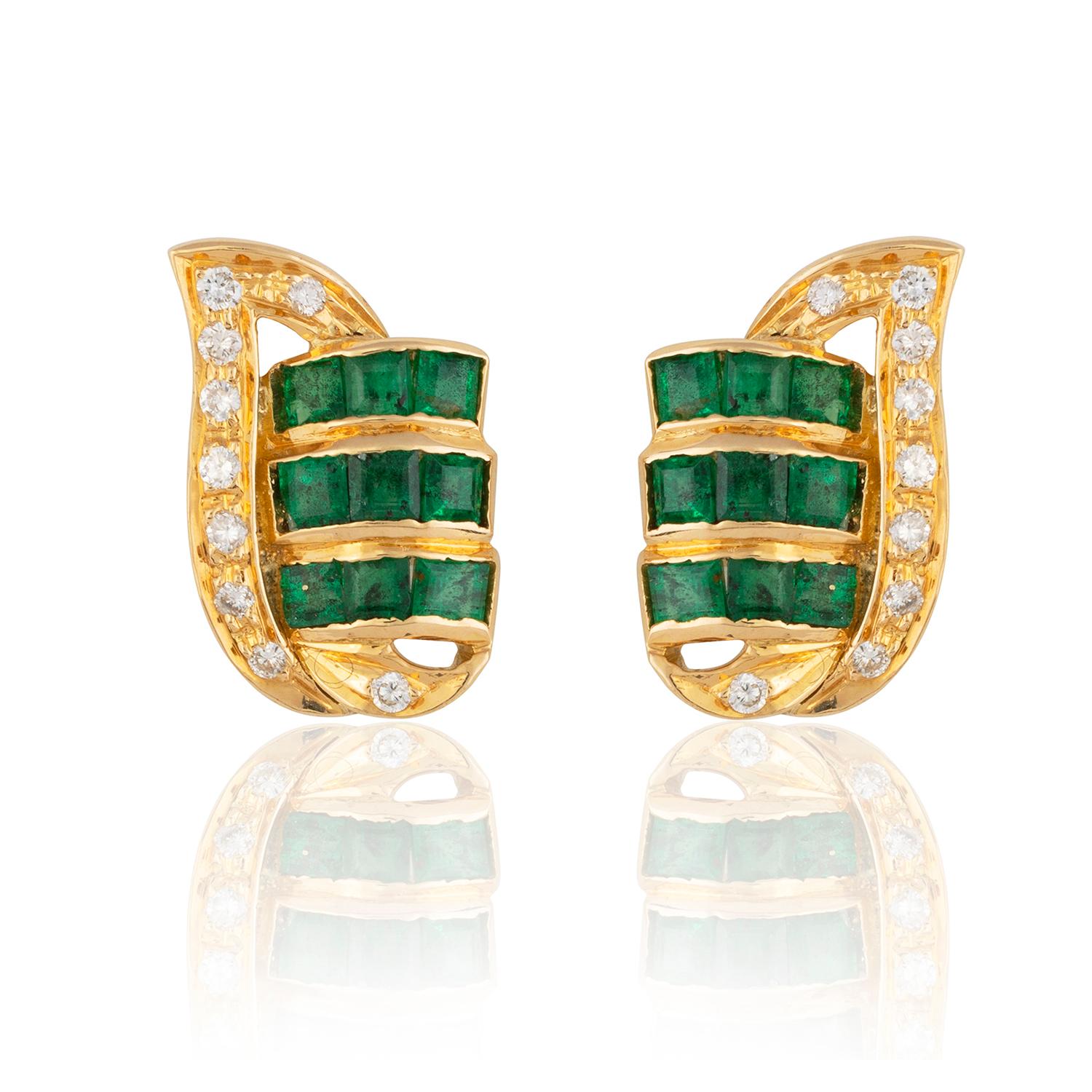 Boucles d'oreilles en or 18kt avec émeraude baguette et diamant Neuf - En vente à London, W1U 2JG