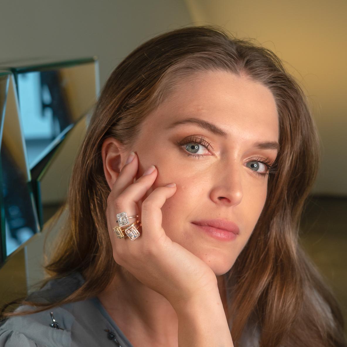 Bague d'anniversaire moderne en or blanc 18 carats avec diamant naturel de 0,68 carat en vente 1