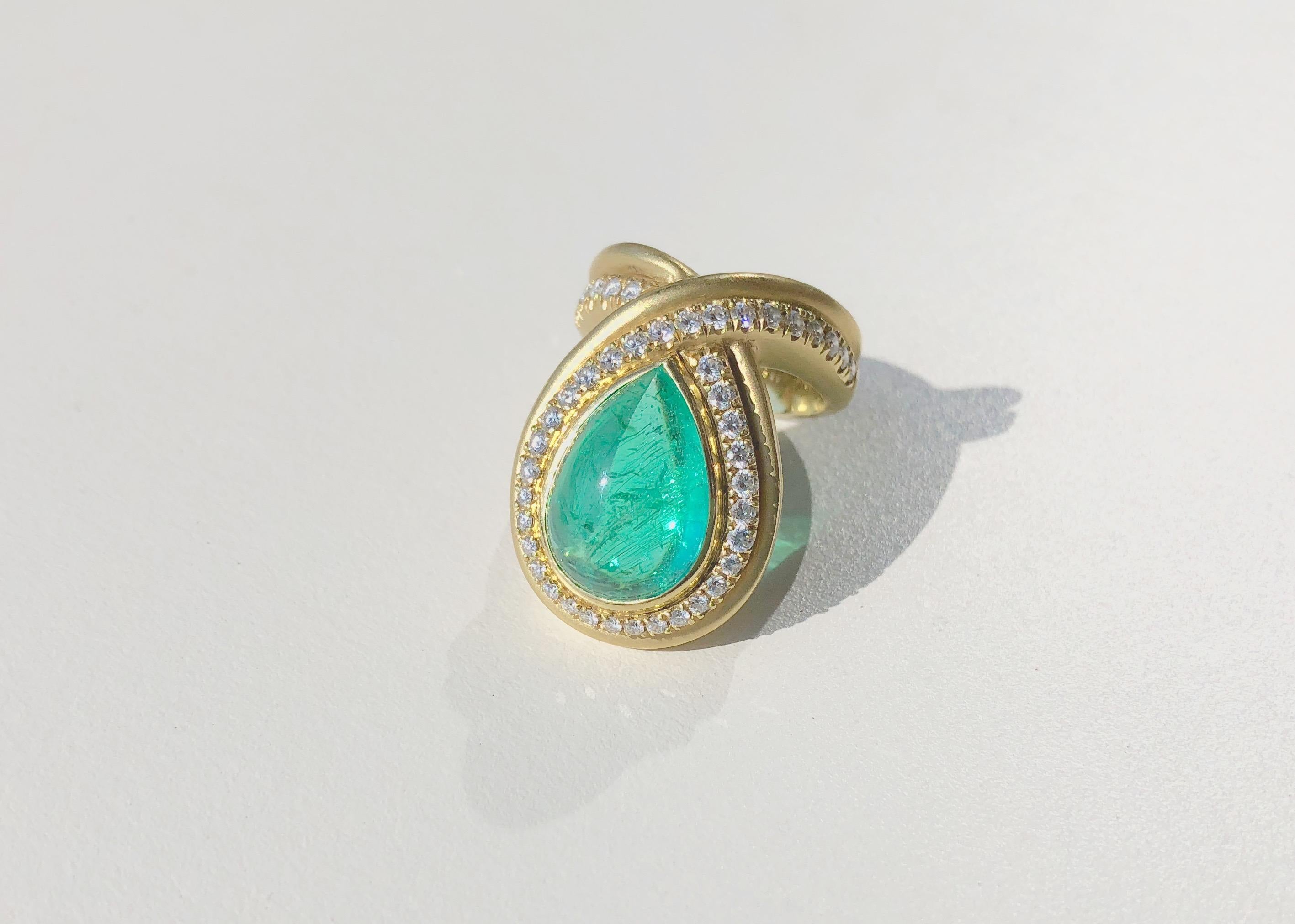 18kt Gold Band with a 10.55ct Paraiba Tourmaline and 1.04ct G SI  Diamonds In New Condition In Nantucket, MA