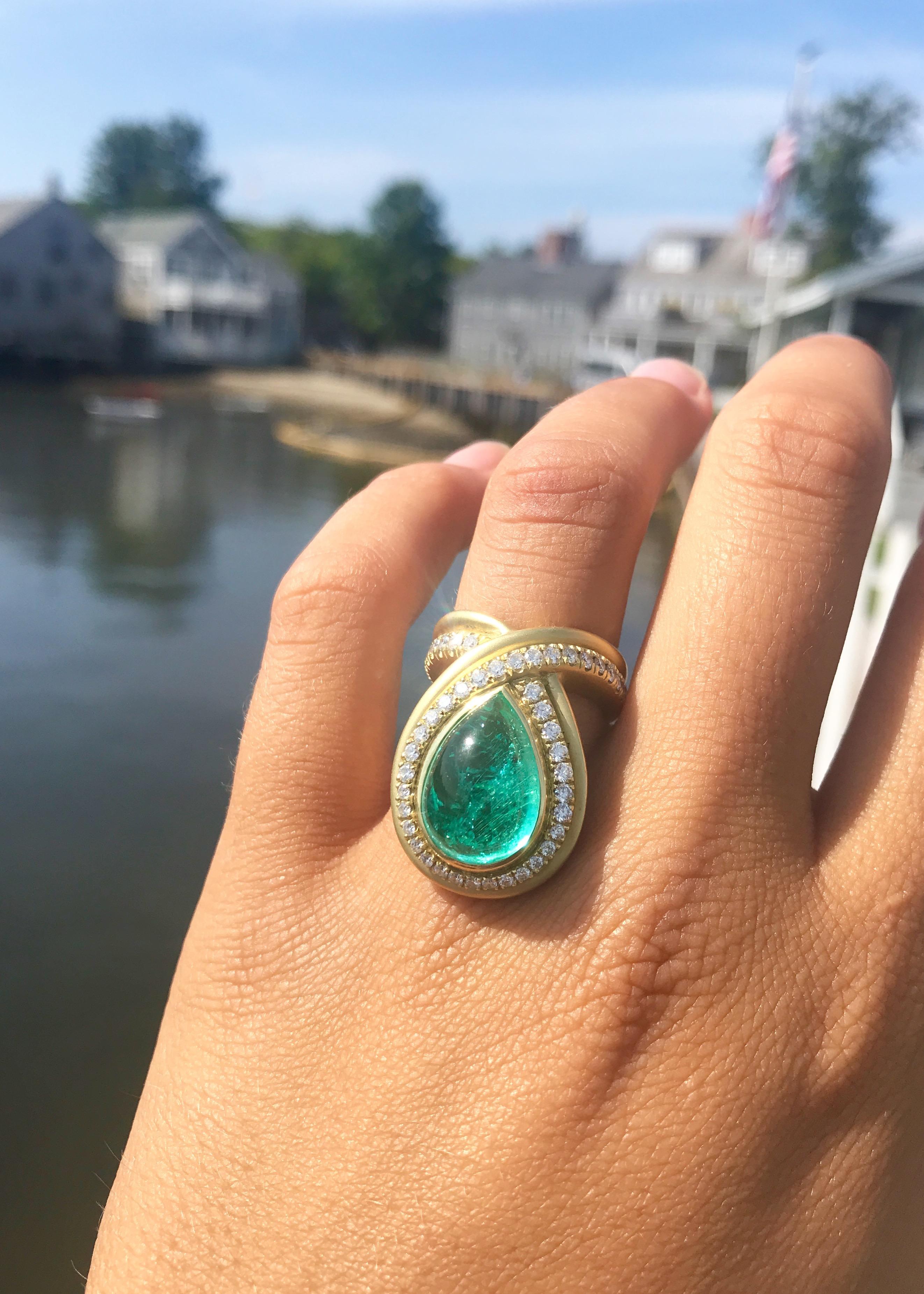 Women's 18kt Gold Band with a 10.55ct Paraiba Tourmaline and 1.04ct G SI  Diamonds