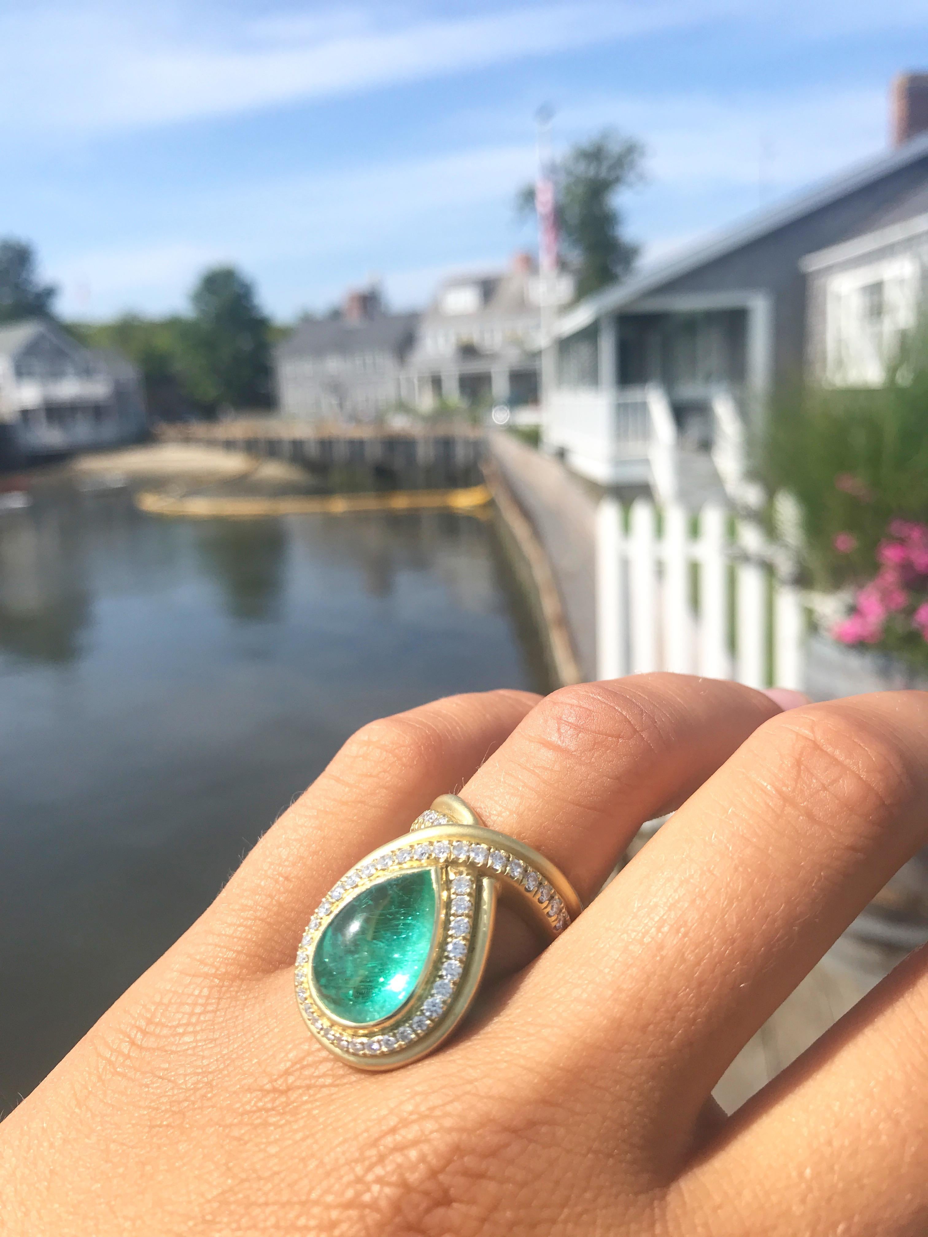 18kt Gold Band with a 10.55ct Paraiba Tourmaline and 1.04ct G SI  Diamonds 1