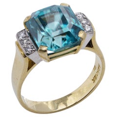 Anello in oro 18kt con zircone blu e accenti di diamante di Adamek