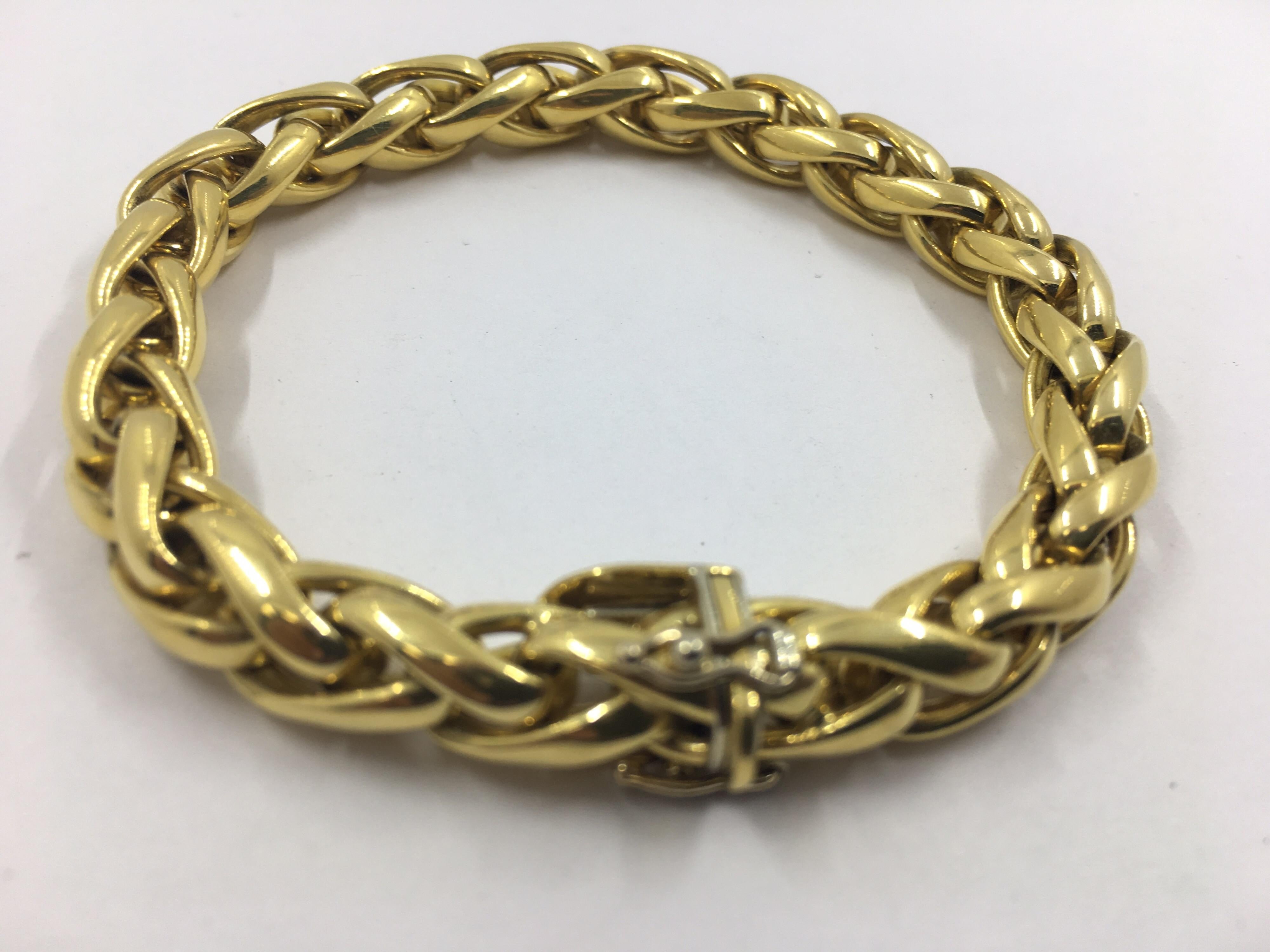 18Kt Yellow Gold Bracelet
Made in Italy
Weave Design
24.6 grams
length 7.75