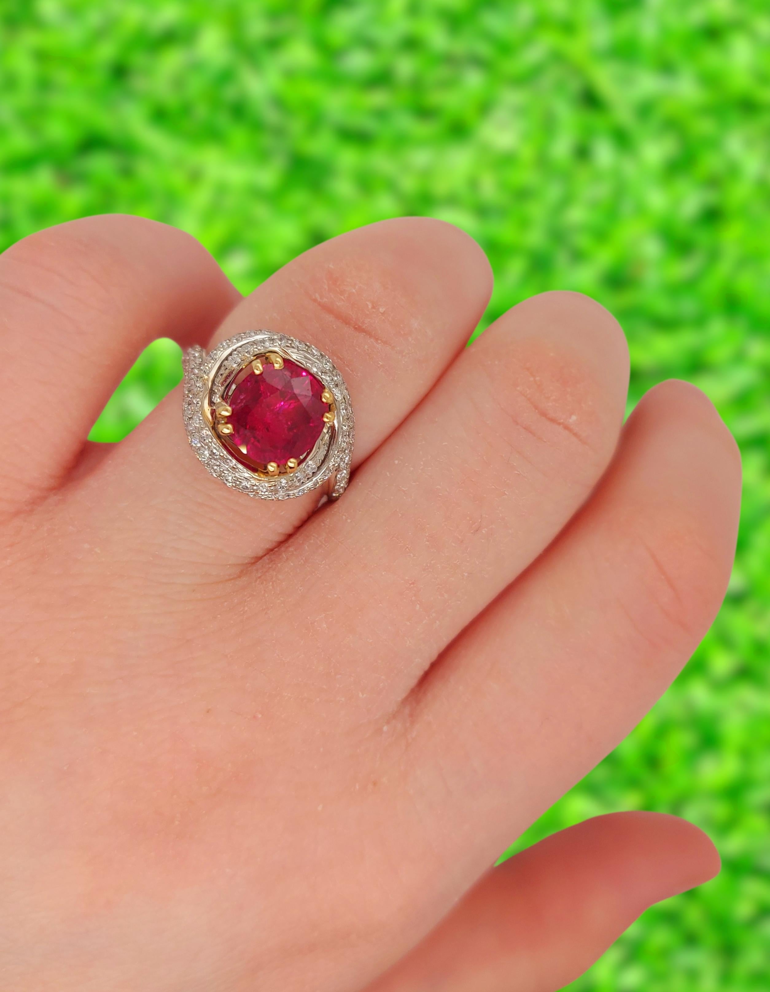 18Kt Gold Burma Pigeon Blood Quality Ruby No Heat 2, 08 Ct GRS Certified Ring In New Condition For Sale In Antwerp, BE