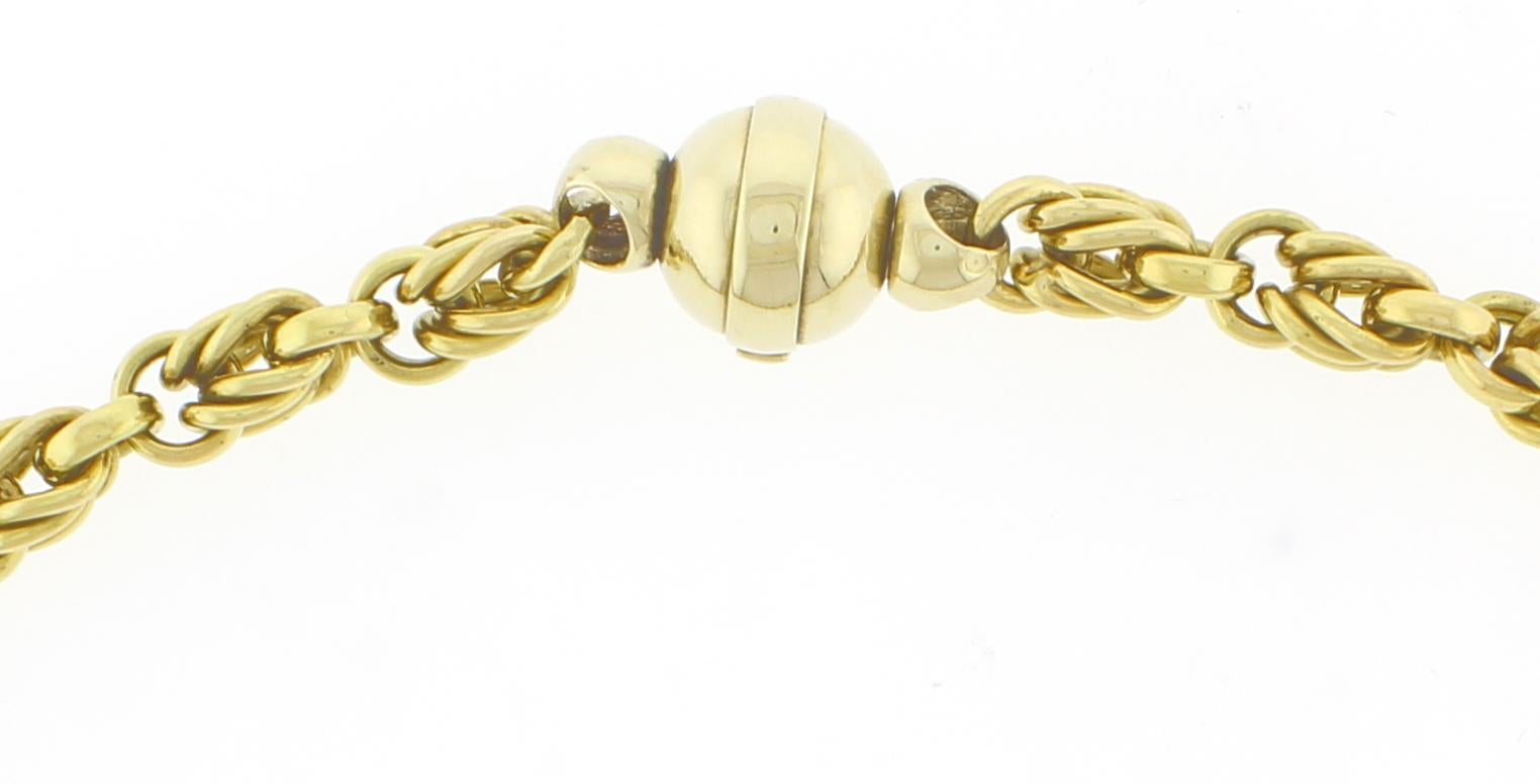 Métal : or jaune 18 carats
Circa : 1980
Longueur : 17 1/4 pouces
♦ Largeur : 1/4 de pouce
♦  Fermoir : Fermoir à bille
♦ Emballage : Boîte de présentation Pampillonia
♦ Condition : Excellent, d'occasion