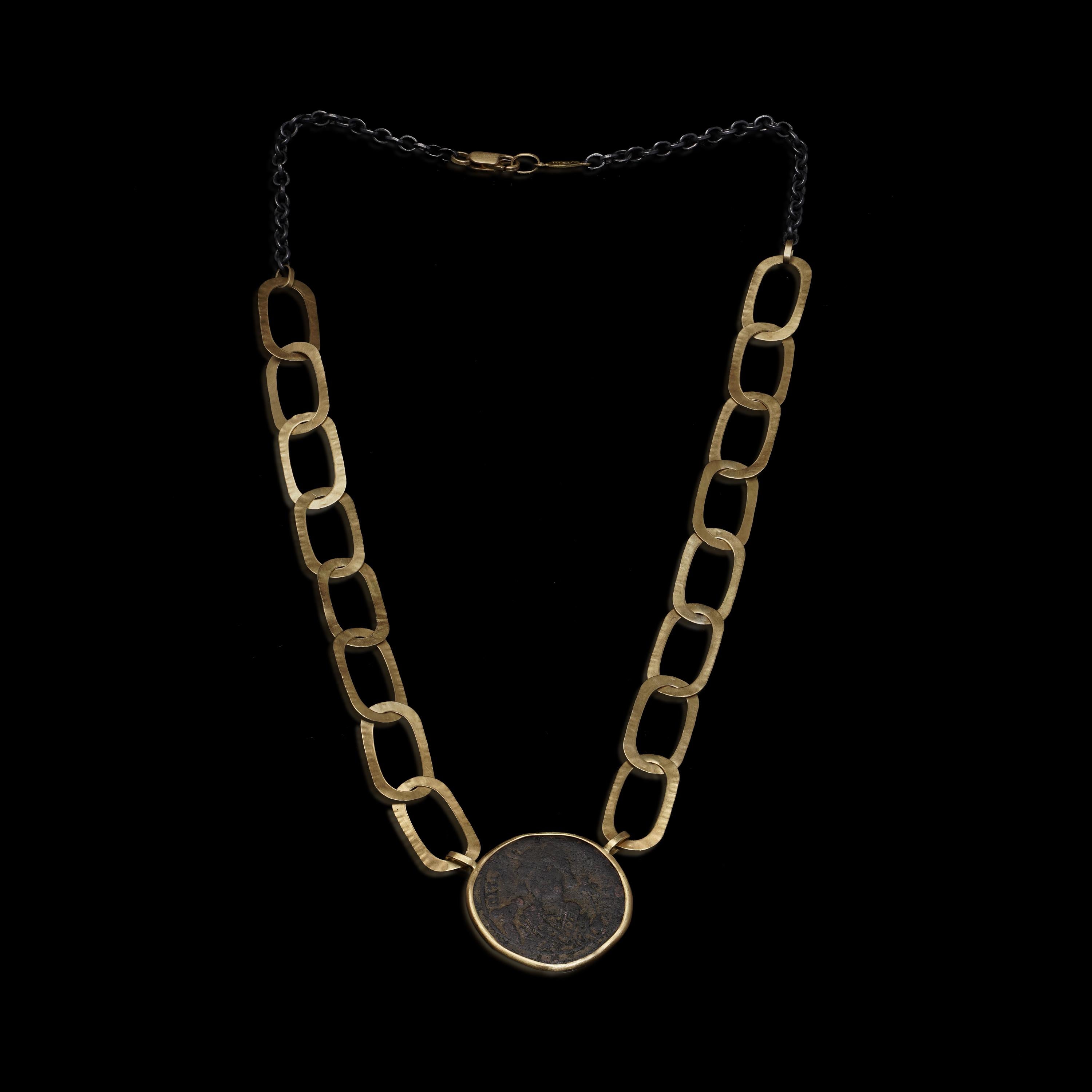 Collier à chaîne en or 18kt Kiai avec pièce de monnaie byzantine en bronze (Anastase I AE Folli 491 - 518 AD )

Ce collier exceptionnel est composé d'une pièce de bronze byzantine magnifiquement conservée, en l'occurrence une pièce d'Anastase I AE