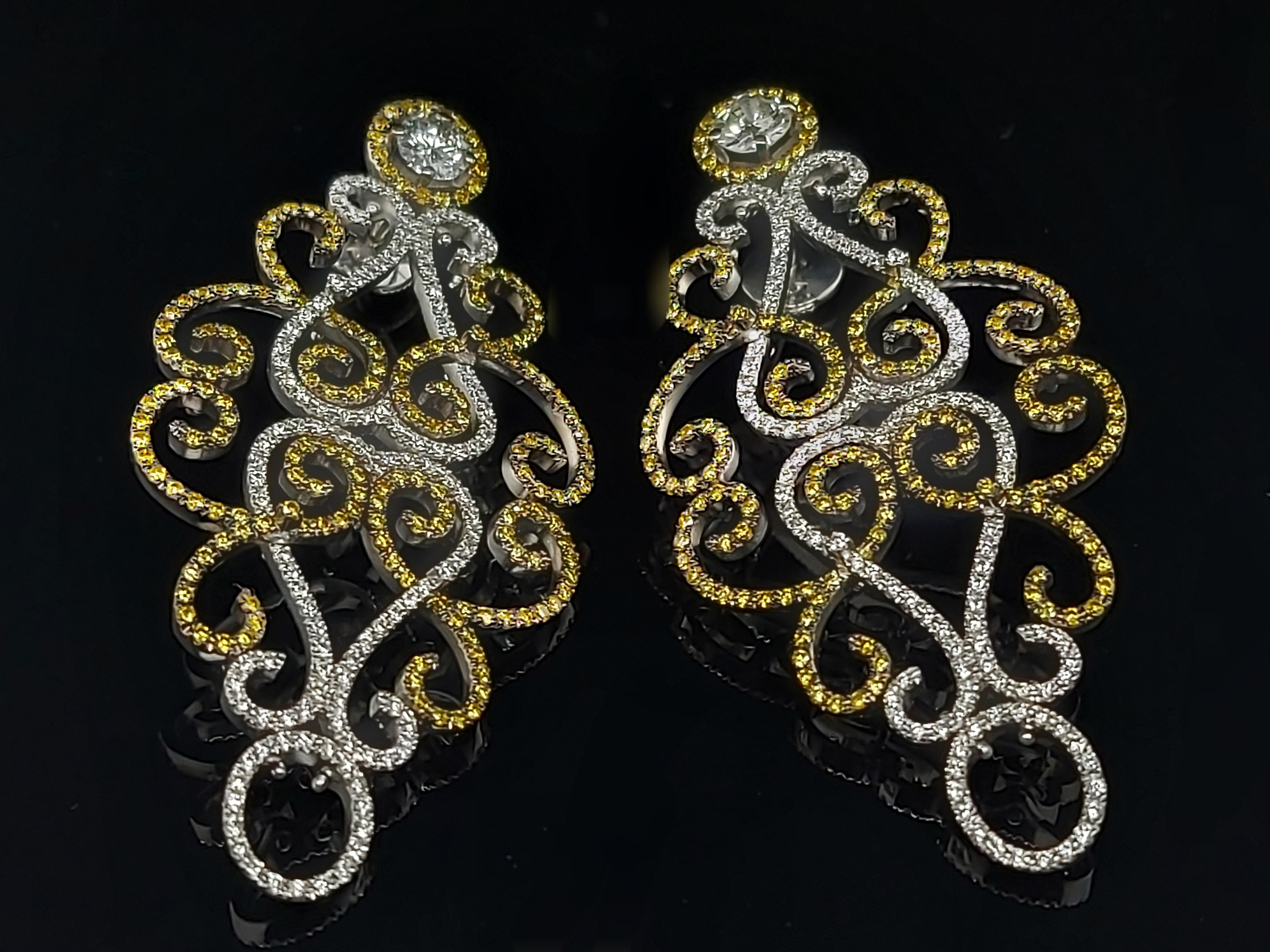 18Kt Gold Chandelier Earrings with Yellow and White Diamonds & Solitaire Diamond For Sale 4