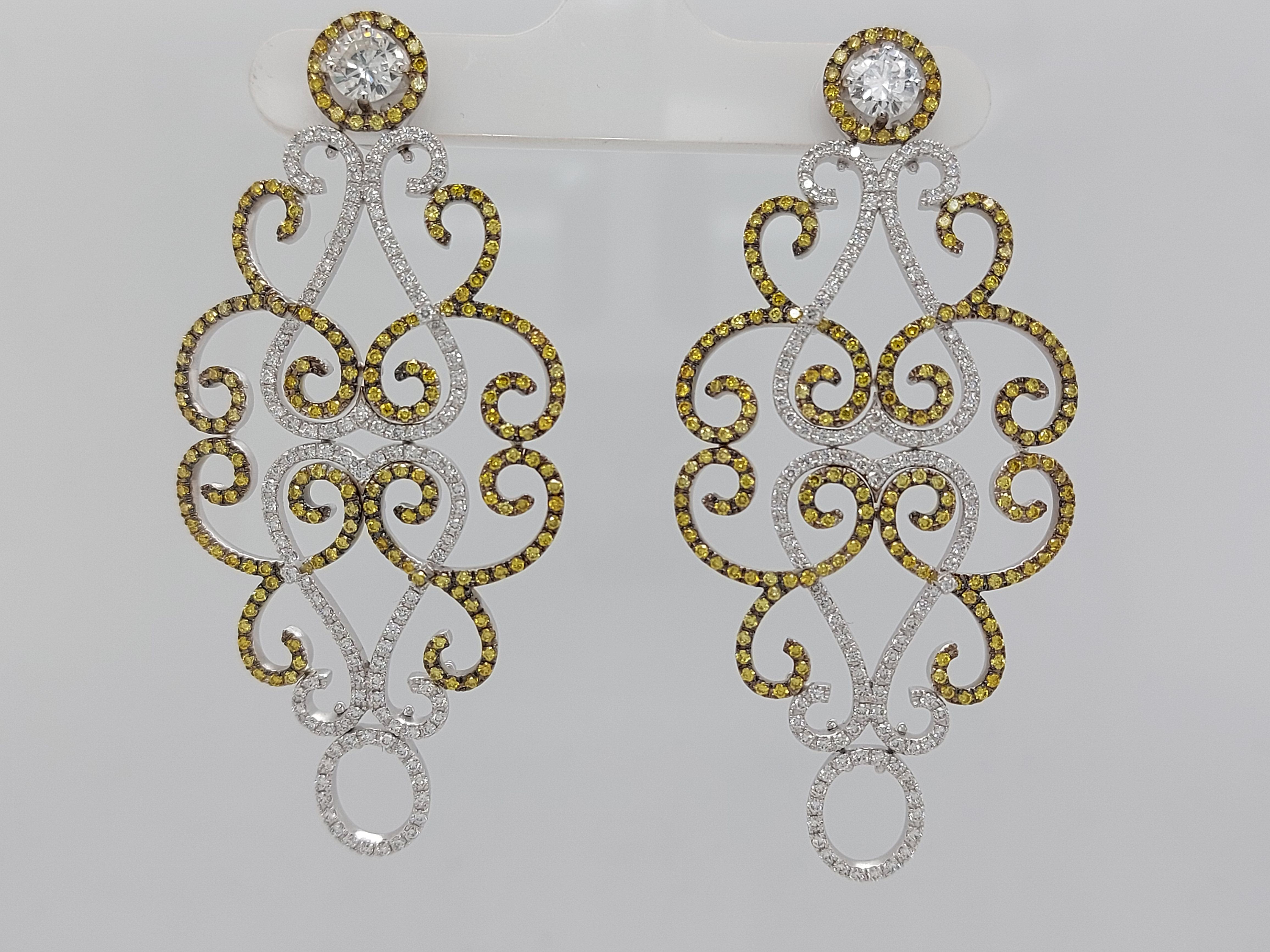 18Kt Gold Chandelier Earrings with Yellow and White Diamonds & Solitaire Diamond In New Condition For Sale In Antwerp, BE