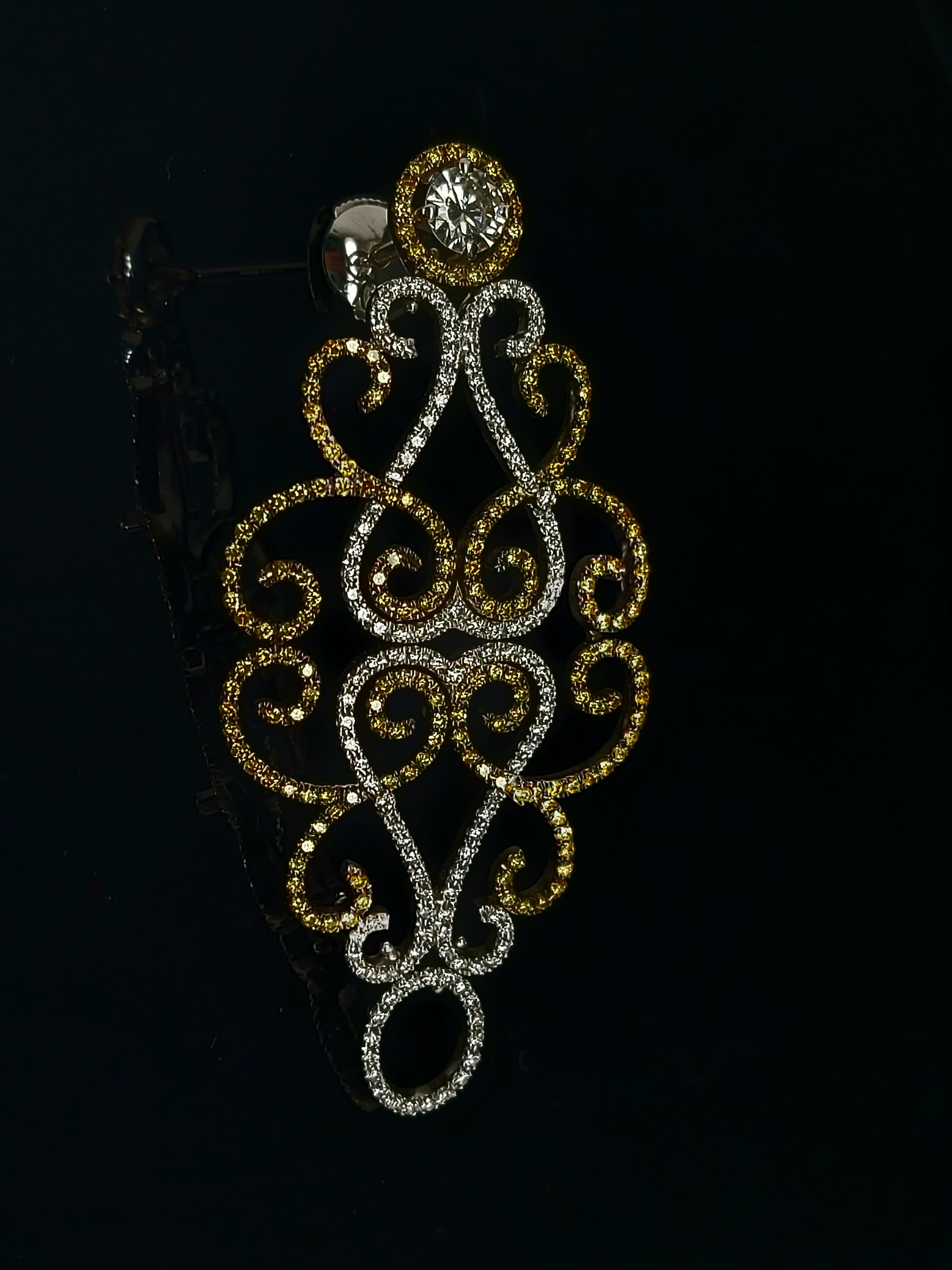 18Kt Gold Chandelier Earrings with Yellow and White Diamonds & Solitaire Diamond For Sale 3