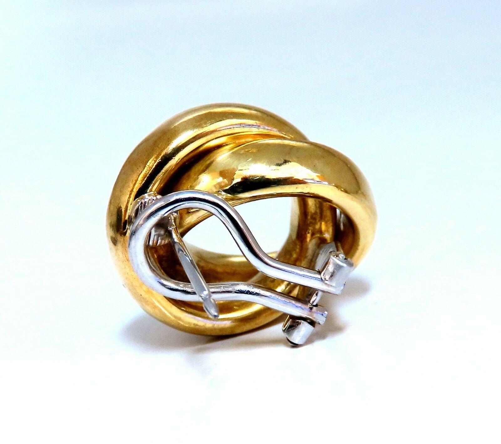 Kreisförmige Looping Clip-Ohrringe

Abmessungen: 

21 x 18mm

Tiefe: 9 mm

Bequemer Omega-Clip

14 Gramm / 18kt. Gelbgold

Ohrringe sind wunderschön gemacht