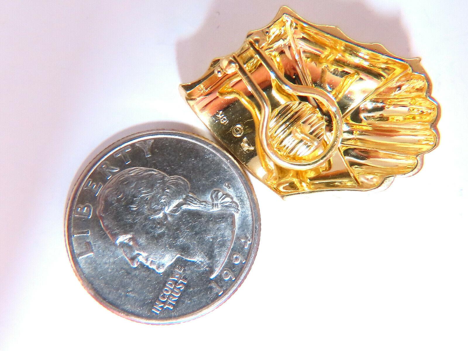 Muschel strukturierte Clip-Ohrringe

Abmessungen: 

31 x 22 mm

Tiefe: 7 mm

Bequemer Omega-Clip

19.7 Gramm / 18kt. Gelbgold

Ohrringe sind wunderschön gemacht