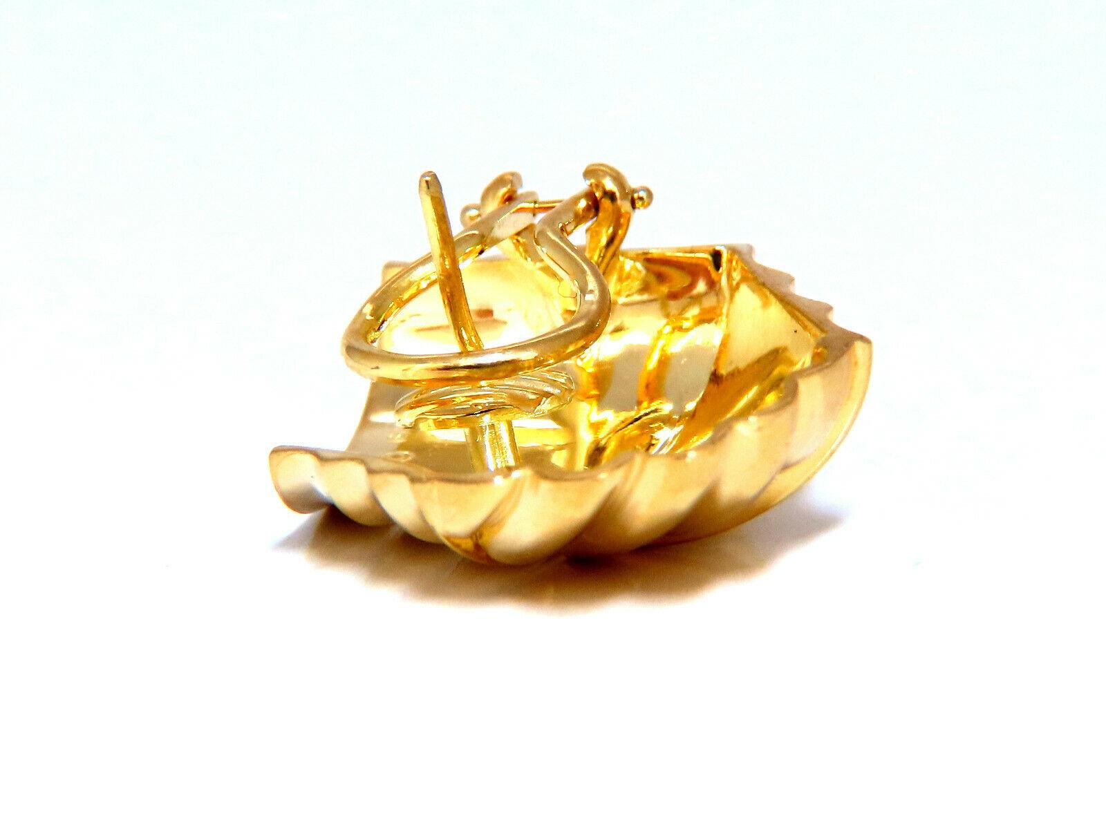 Clips d'oreilles en or 18 carats en forme de coquillage classique en vente 2