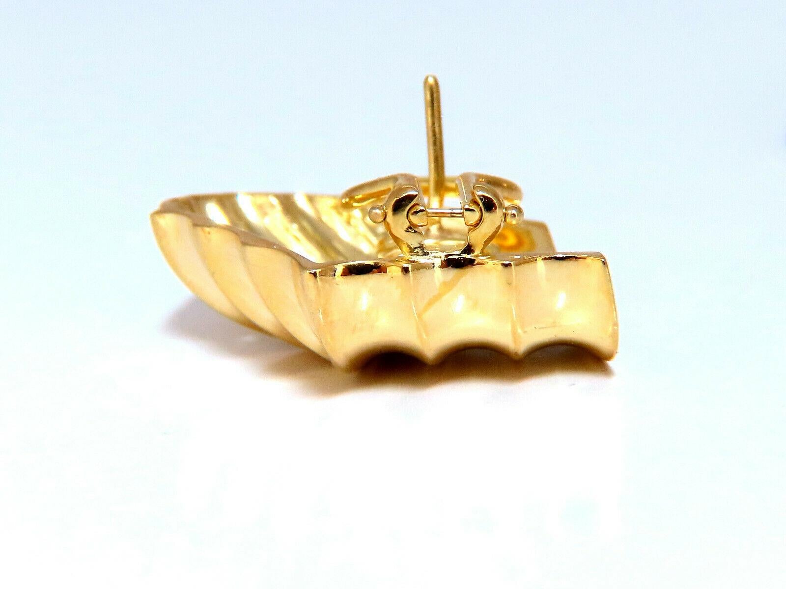 Clips d'oreilles en or 18 carats en forme de coquillage classique en vente 3
