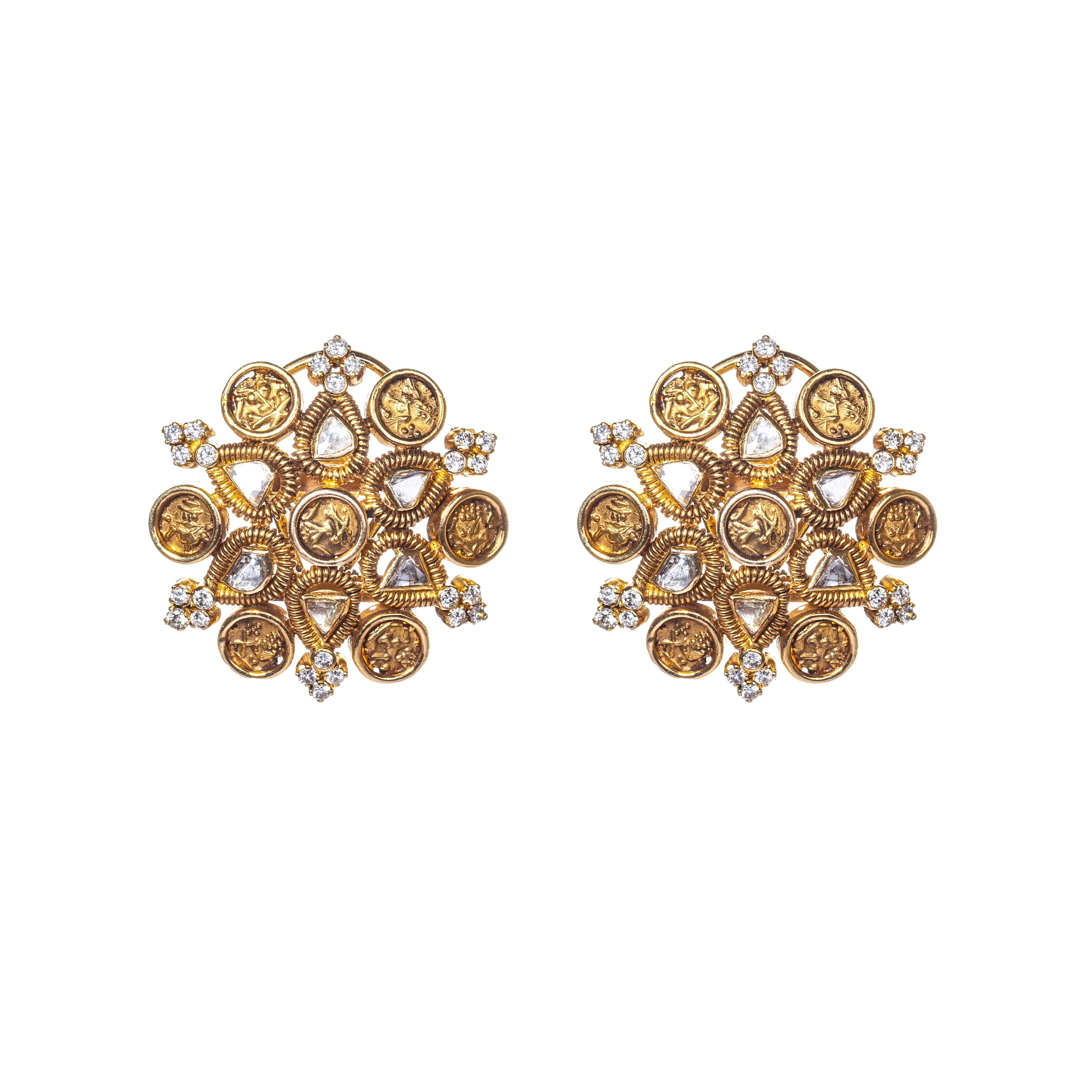 18 Karat Gold Münze Yogi-Ohrringe mit Diamanten und weißen Saphiren (Zeitgenössisch) im Angebot