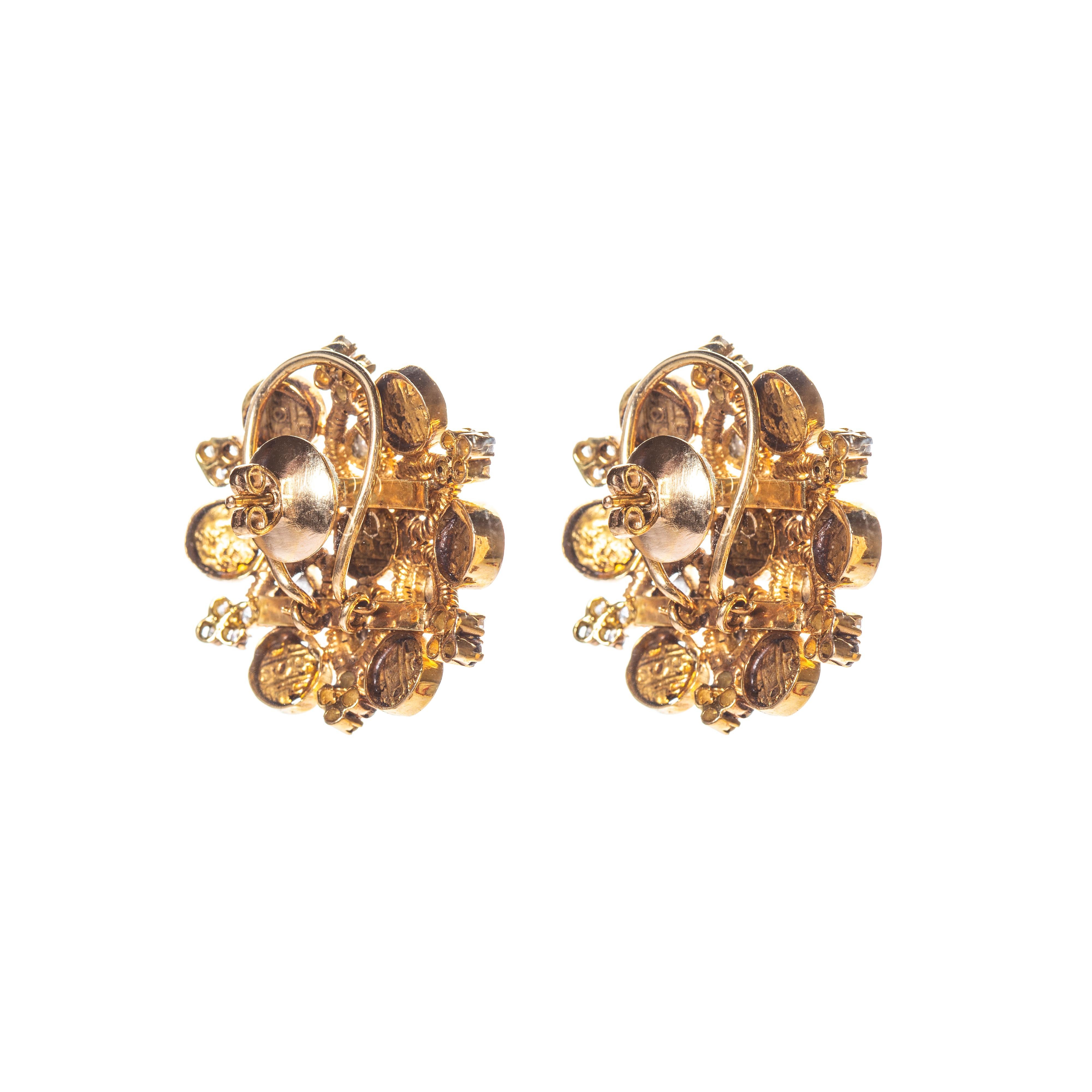 18 Karat Gold Münze Yogi-Ohrringe mit Diamanten und weißen Saphiren (Brillantschliff) im Angebot