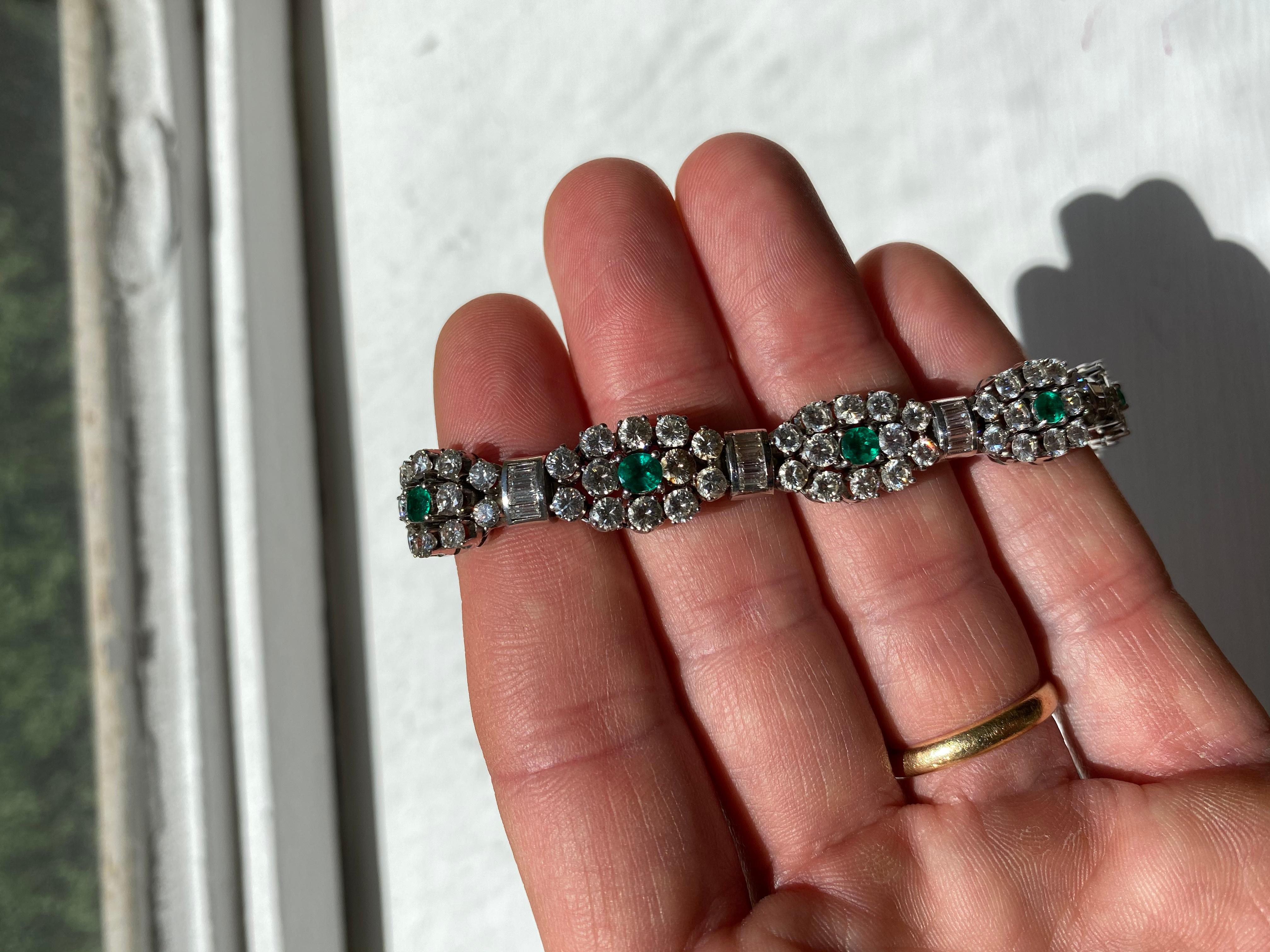Art Deco 18 Karat Gold Colombian Emerald and Diamonds Bracelet, 1940-1950