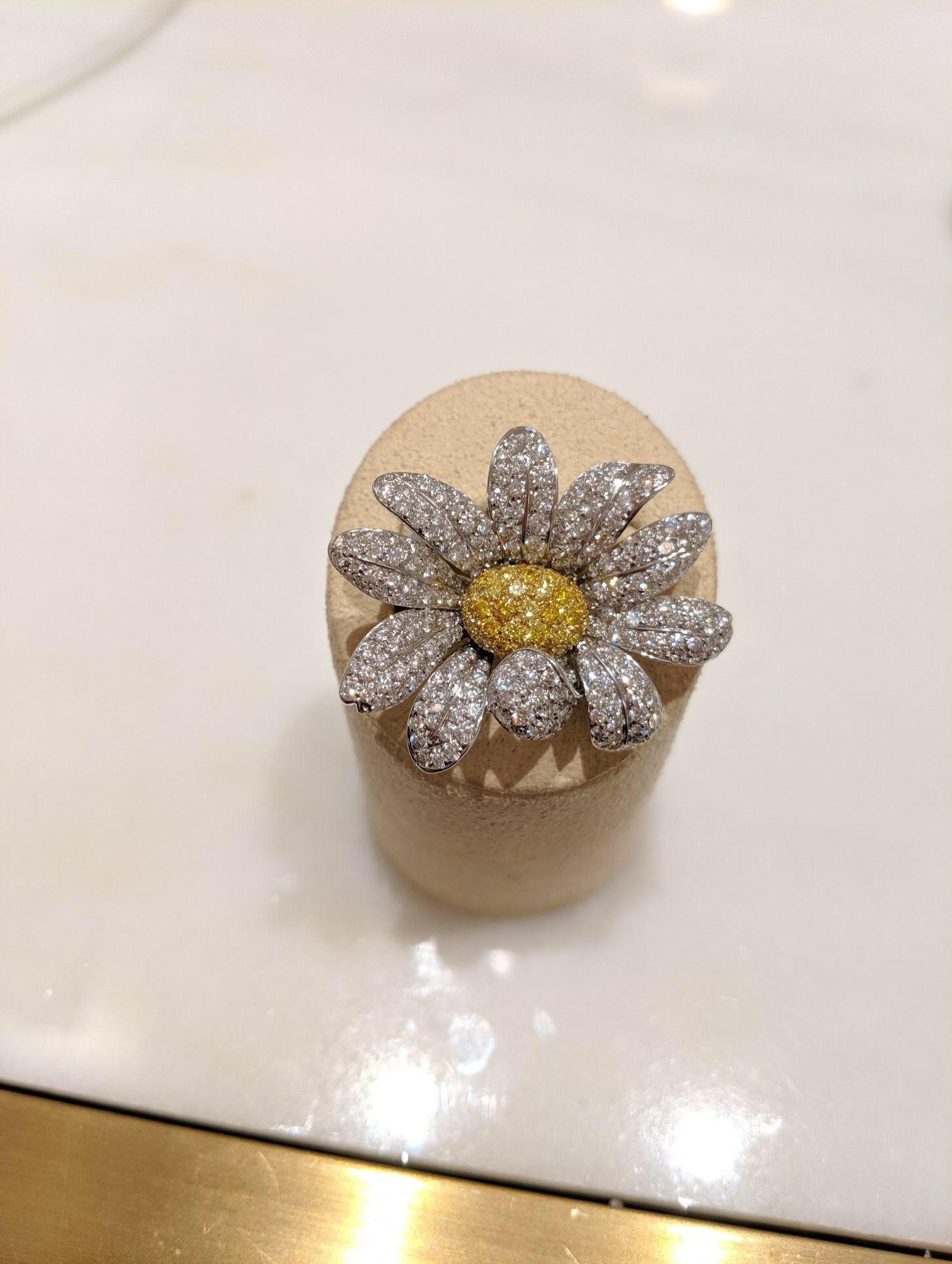 18KT Gold Gänseblümchen-Blumenring mit 5,65 Karat Weiß und 1,17 Karat Gelbe gelbe Pavé-Diamanten im Zustand „Neu“ im Angebot in New York, NY
