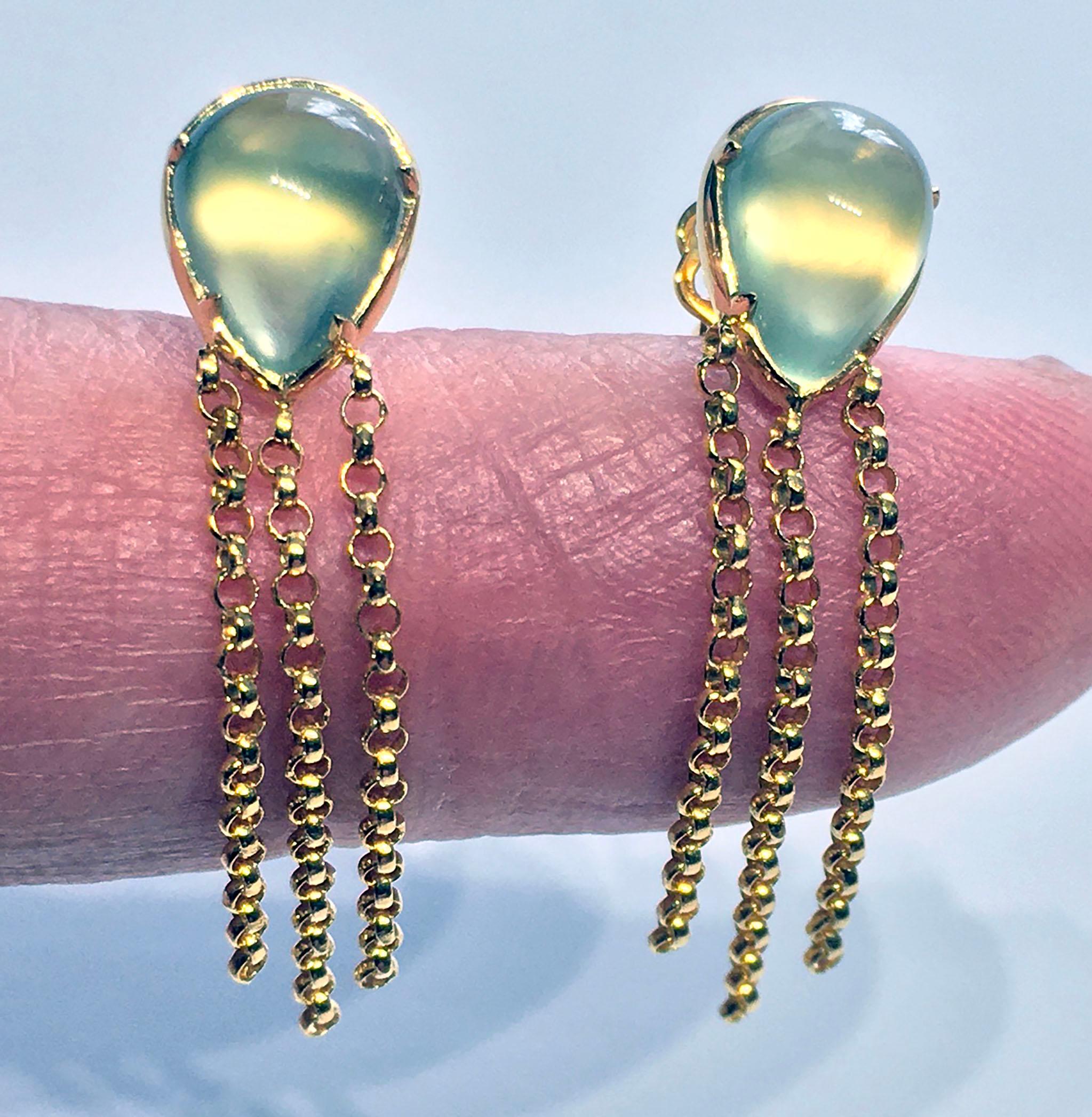 Classical Roman 18kt Gold Dangle Earrings set with Prehnite Cabochons In New Condition In Coupeville, WA