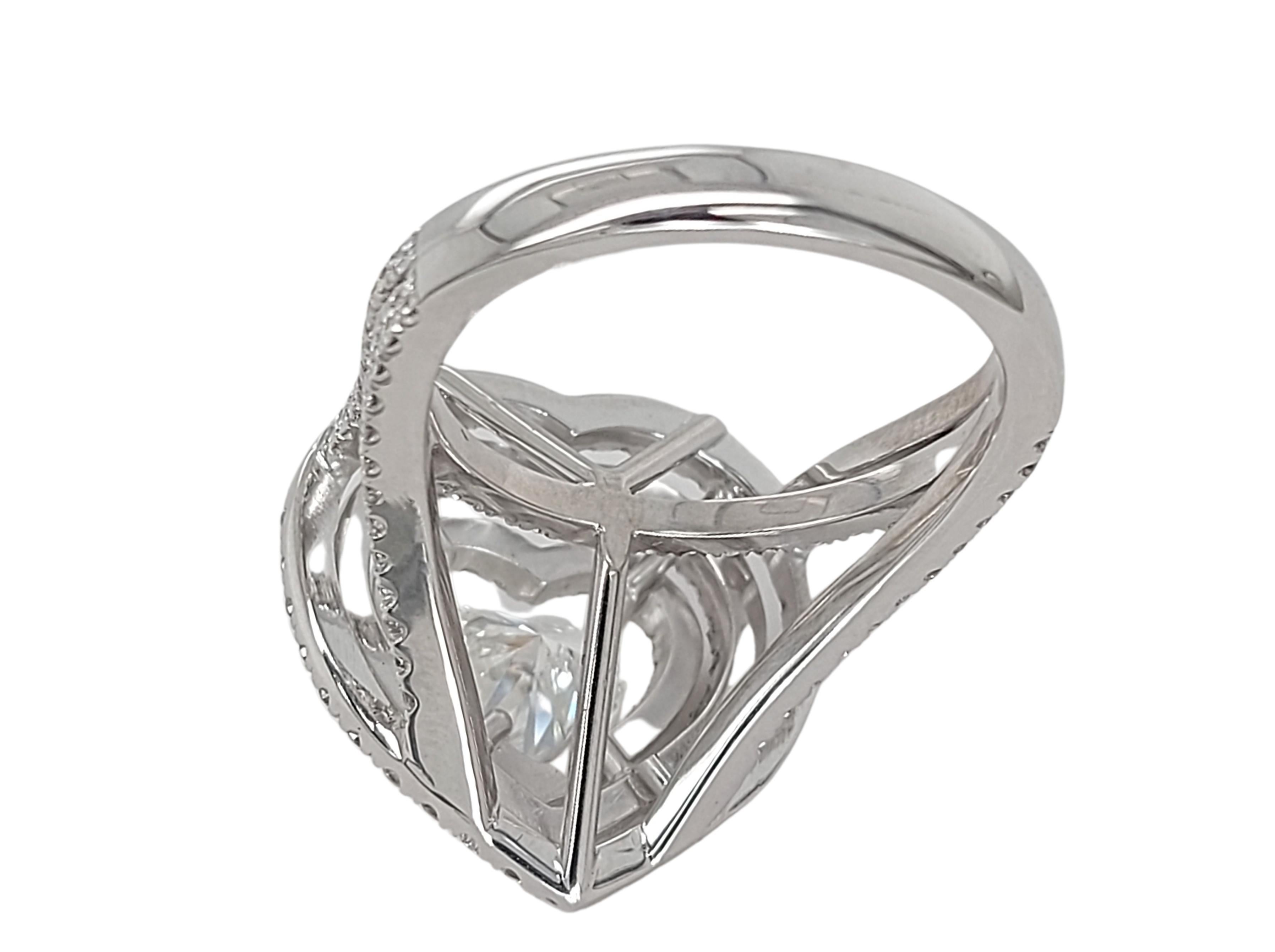 18kt Gold Diamond Ring 1.50 Ct Heart Shaped Diamond & Brilliant Cut Diamonds For Sale 1
