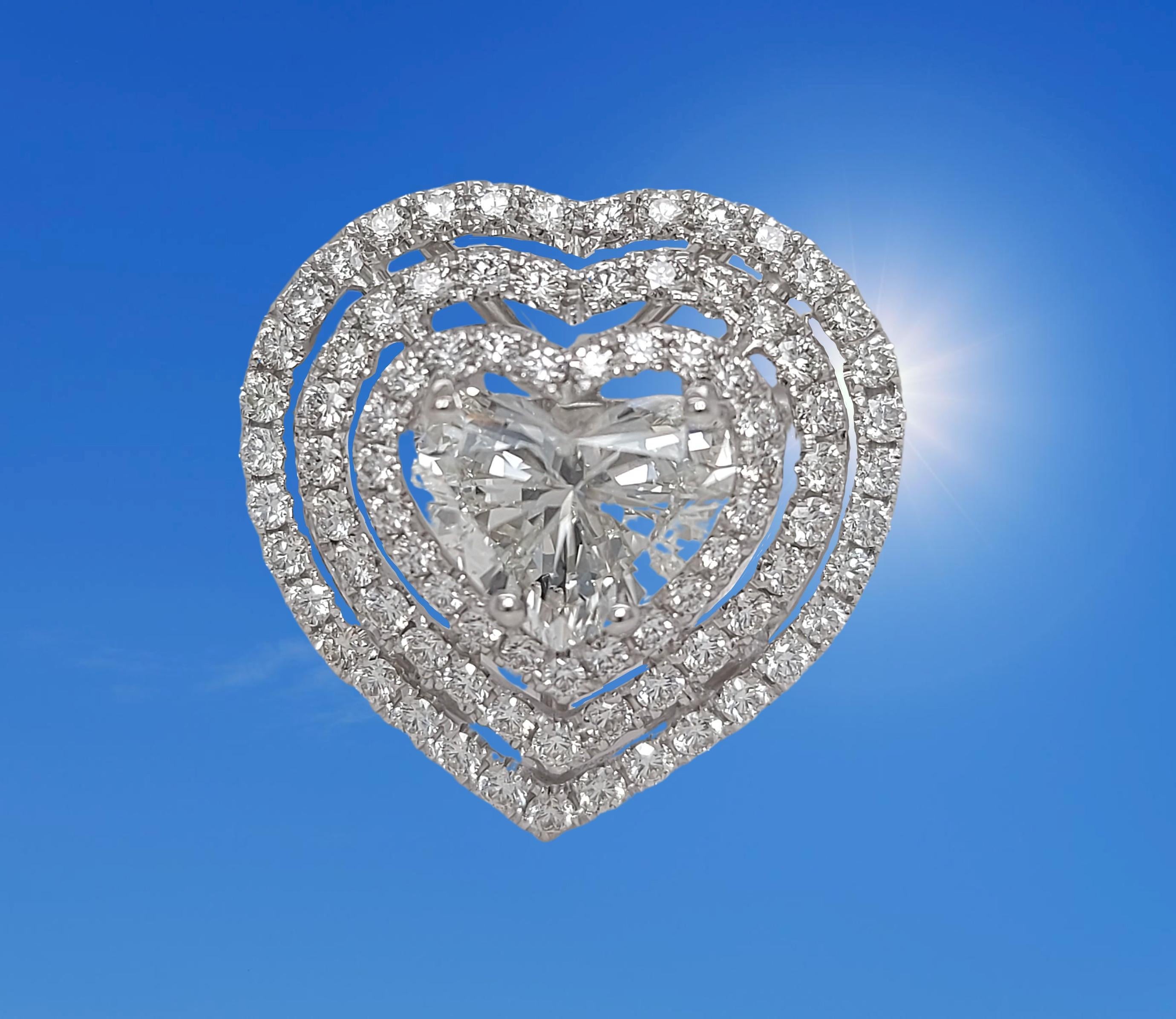 18kt Gold Diamond Ring 1.50 Ct Heart Shaped Diamond & Brilliant Cut Diamonds For Sale 2
