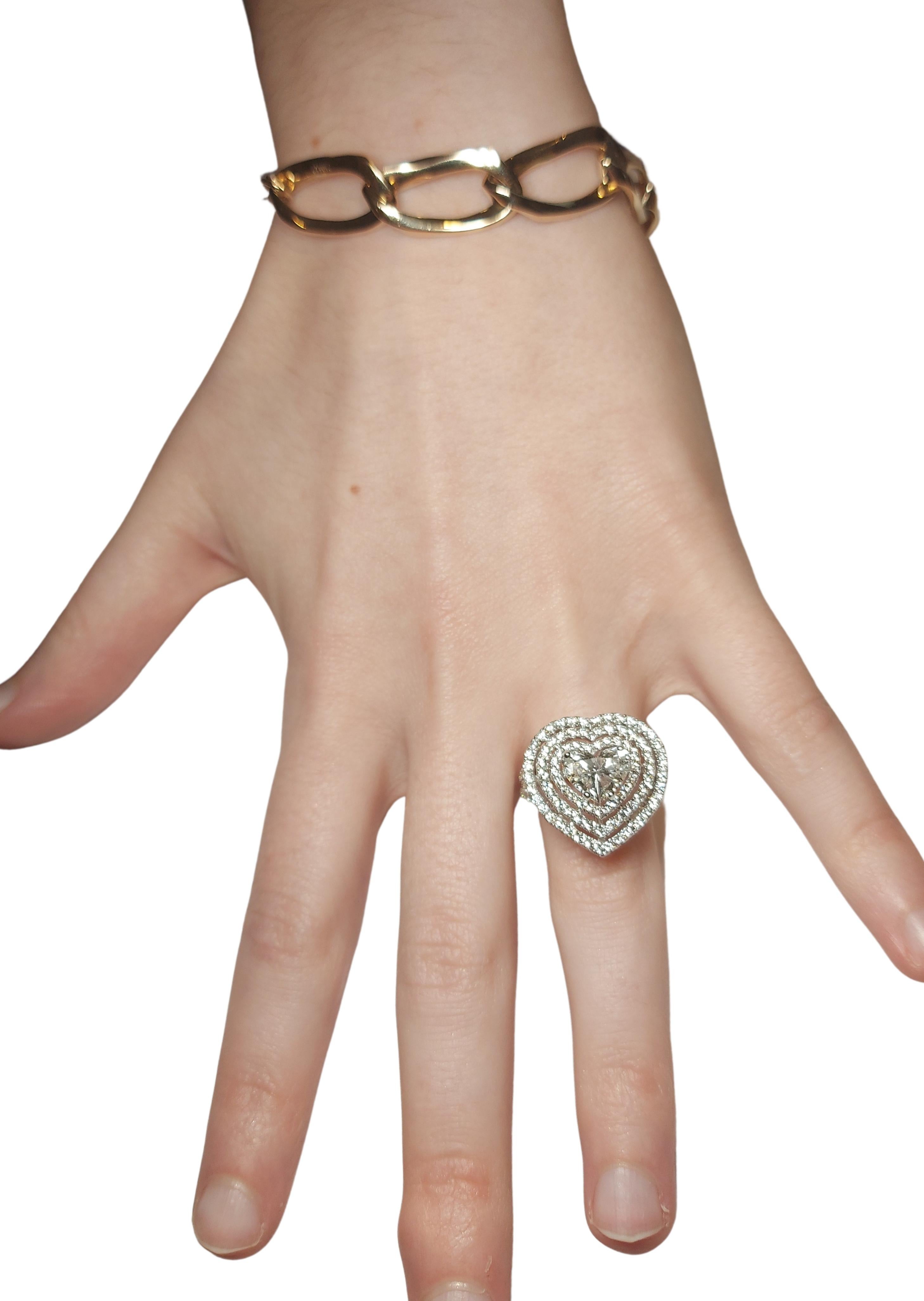 18kt Gold Diamond Ring 1.50 Ct Heart Shaped Diamond & Brilliant Cut Diamonds For Sale 3