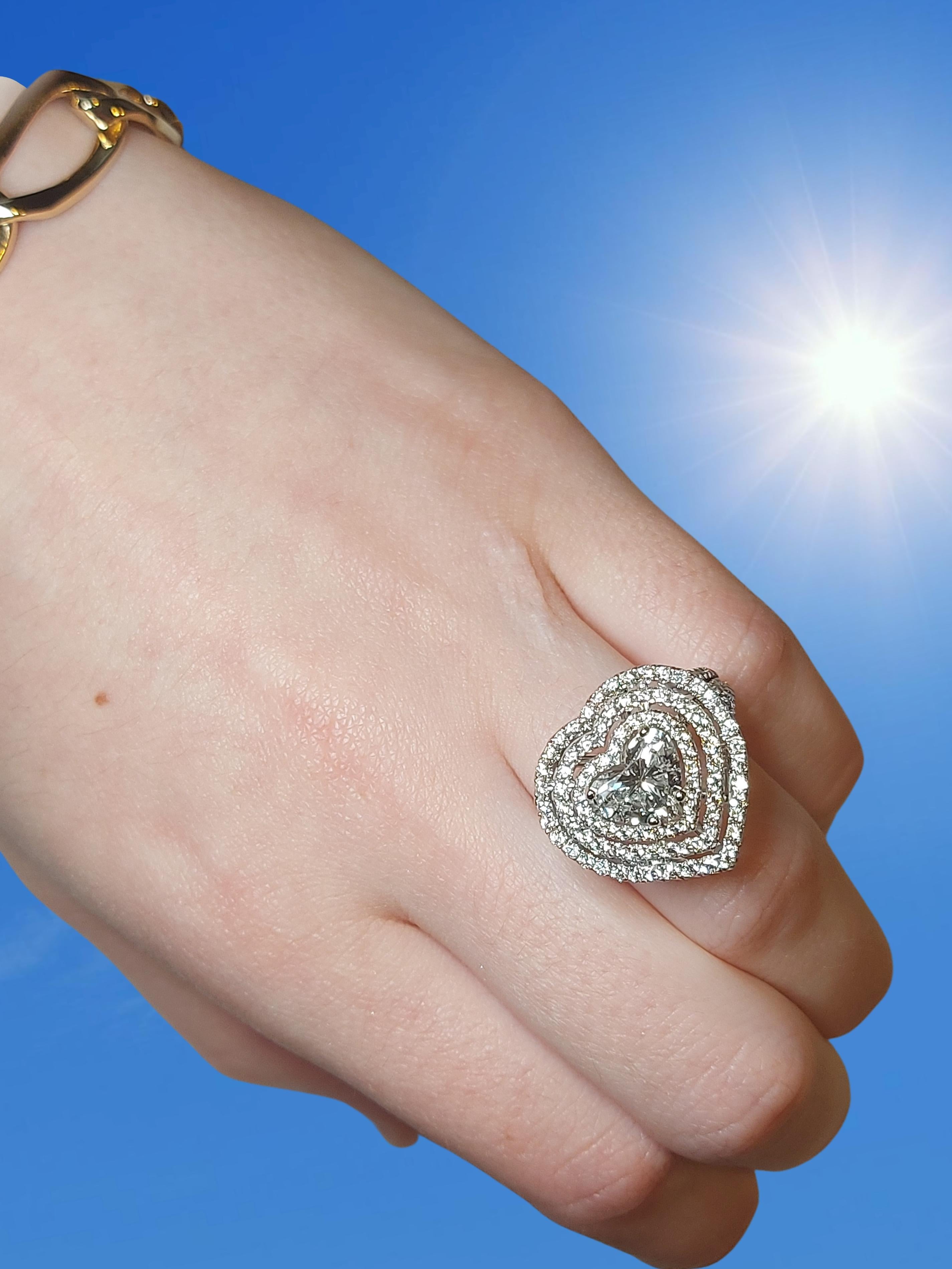 18kt Gold Diamond Ring 1.50 Ct Heart Shaped Diamond & Brilliant Cut Diamonds For Sale 4