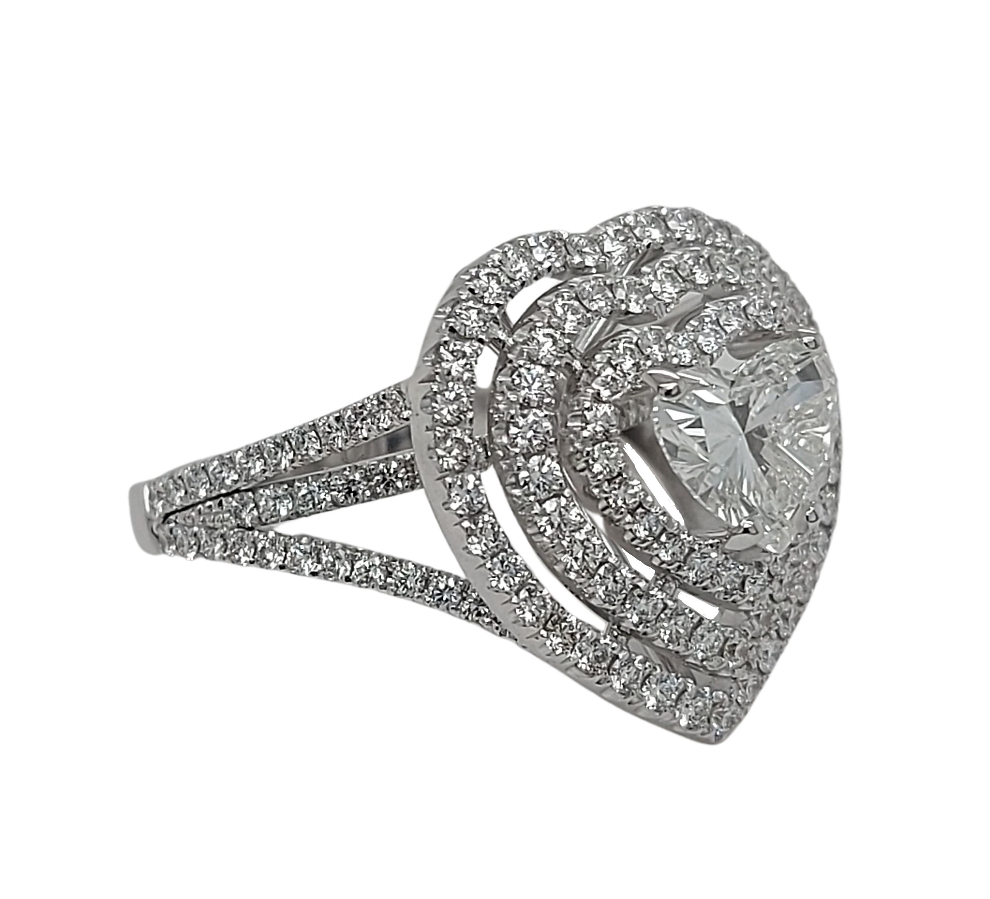 Women's or Men's 18kt Gold Diamond Ring 1.50 Ct Heart Shaped Diamond & Brilliant Cut Diamonds For Sale