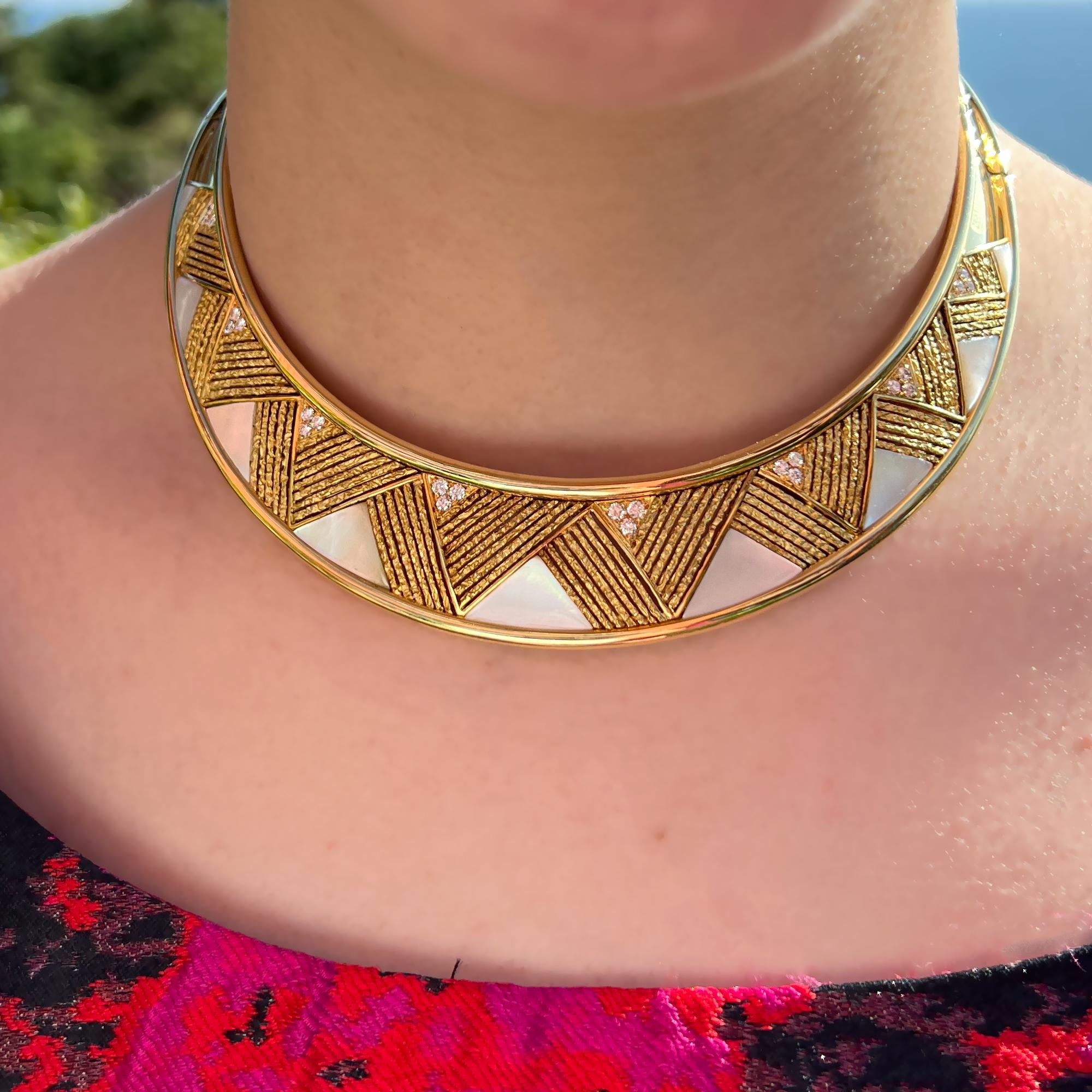 Wir präsentieren unser außergewöhnliches, starres Halsband der Haute Joaillerie aus elegantem 18-karätigem Gelbgold. Diese makellos gefertigte Halskette zeichnet sich durch ein glattes und perfekt angepasstes Design mit fast unsichtbaren Scharnieren