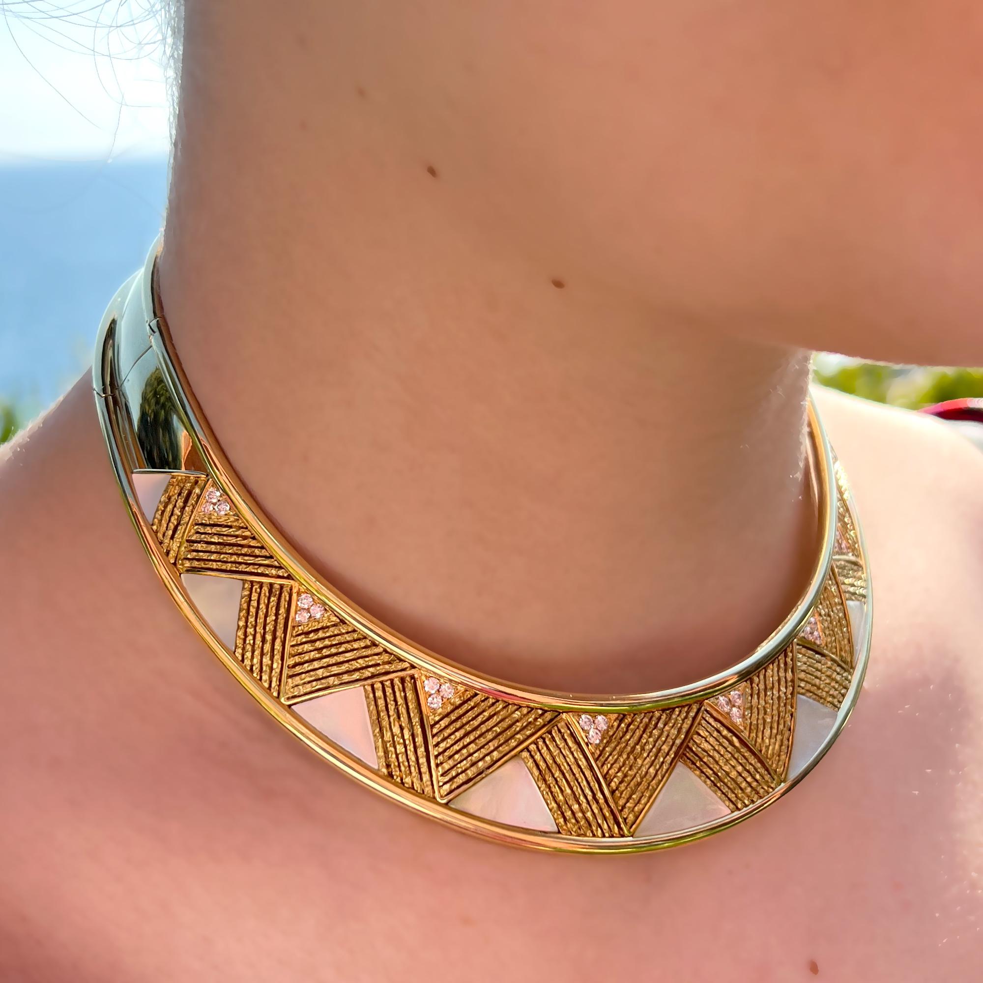 Chocker-Halskette aus 18 Karat Gold mit Diamanten und Perlmutt (Moderne) im Angebot