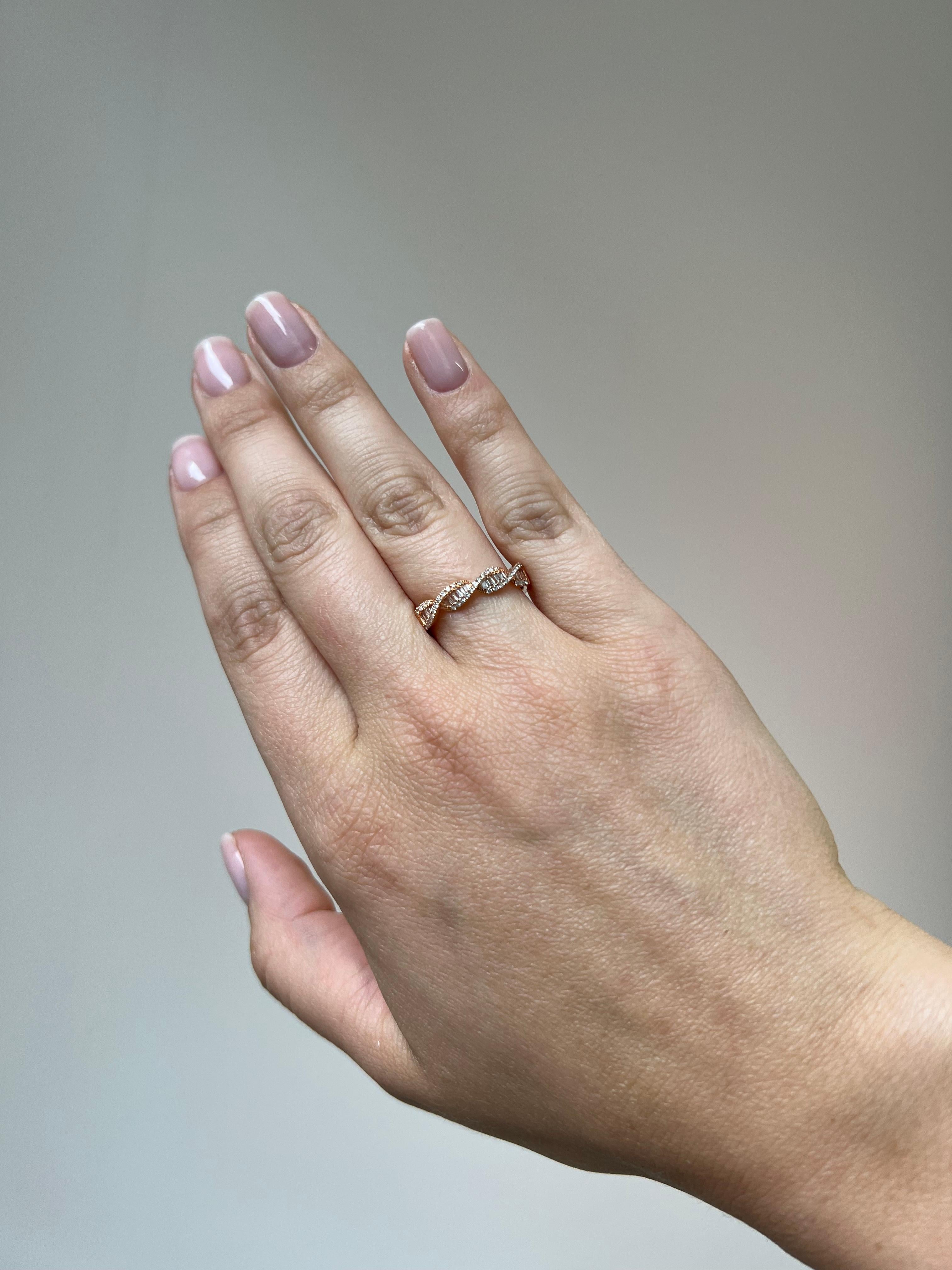18KT Gold DNA Helix Baguette Round Criss Cross Row Pavé Diamond Modern Band Ring In New Condition For Sale In Antwerpen, BE