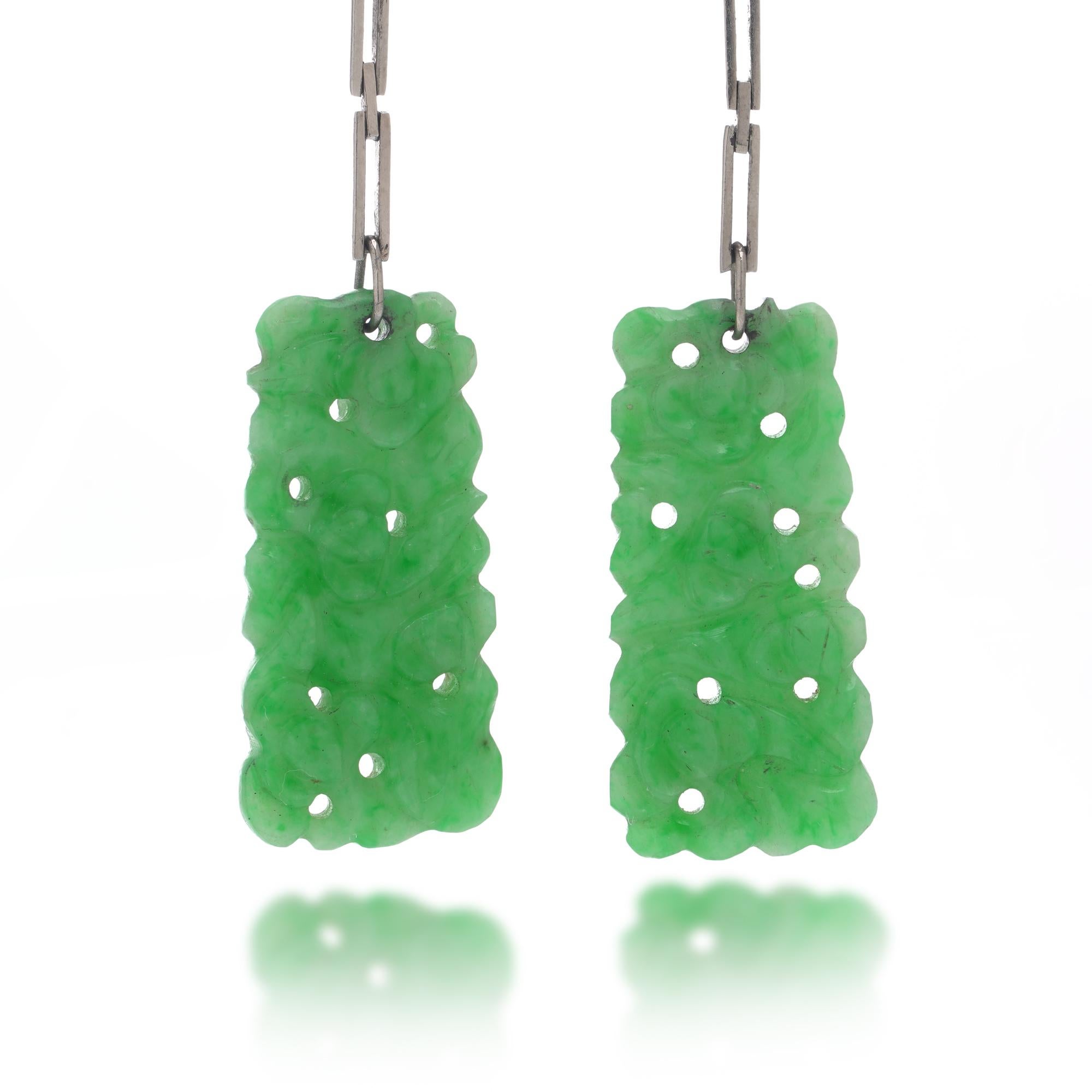Taille cabochon Pendants d'oreilles en or 18kt avec jade sculpté et perles en vente