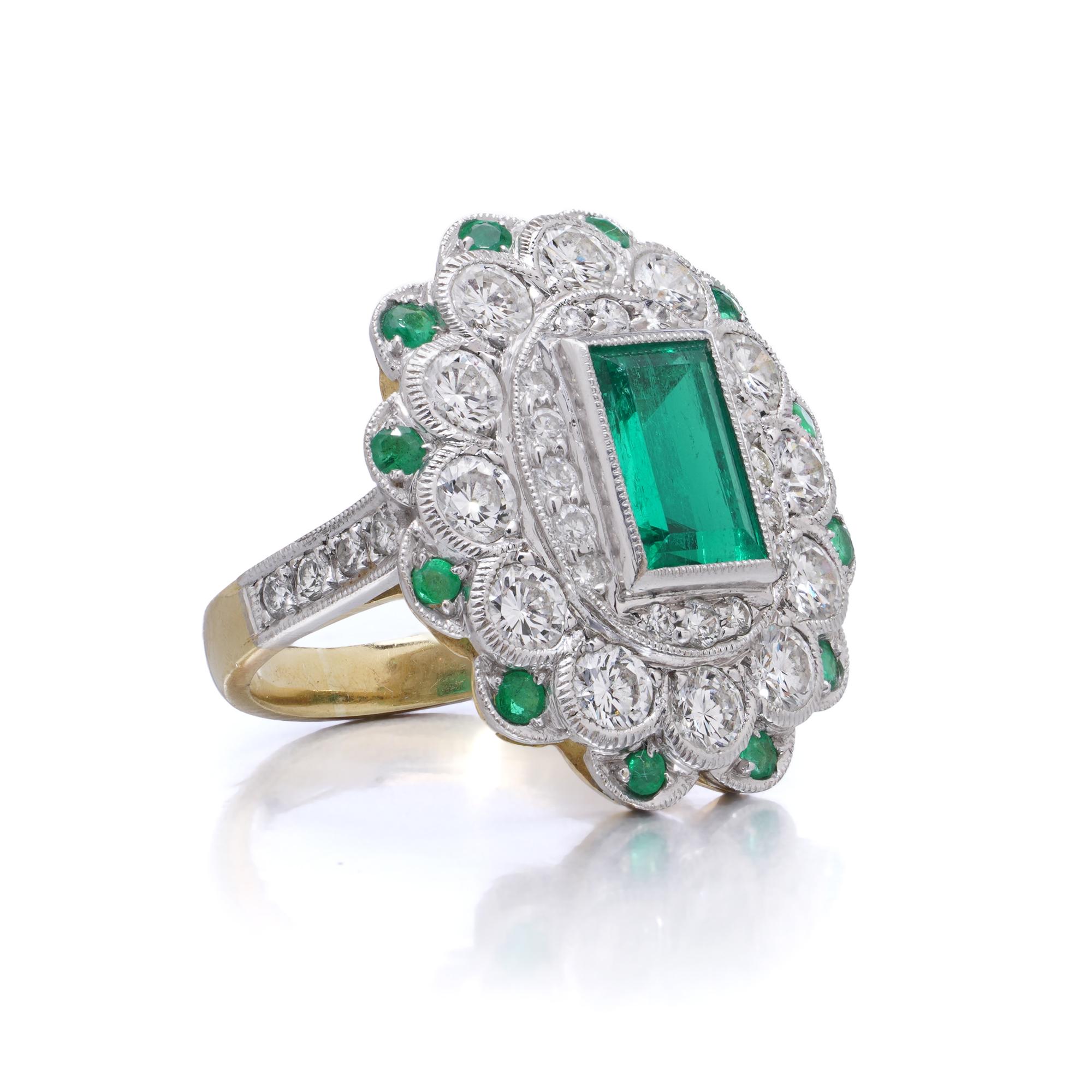Anillo Racimo de Esmeraldas y Diamantes de Oro de 18 Quilates Corte brillante en venta