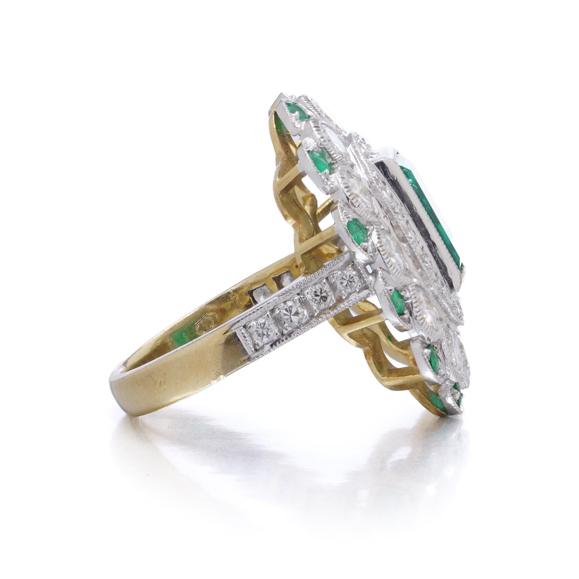 Anillo Racimo de Esmeraldas y Diamantes de Oro de 18 Quilates en Bueno estado para la venta en Braintree, GB