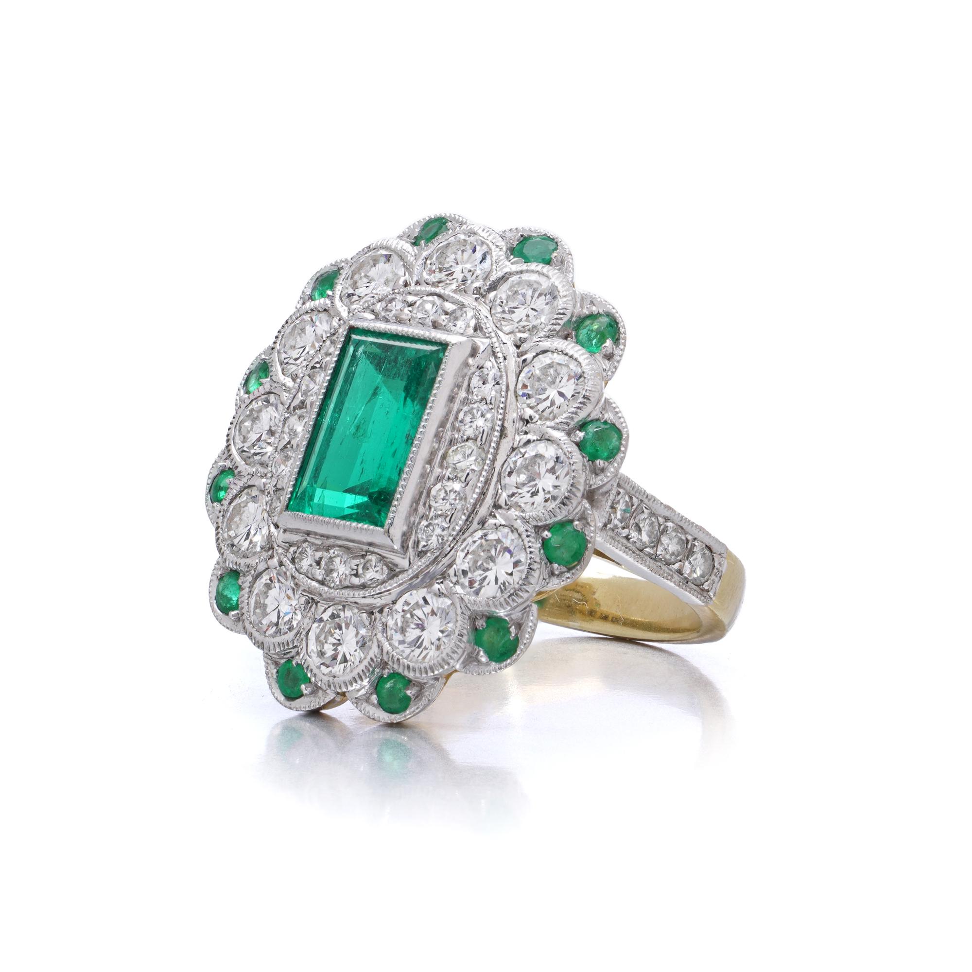 Anillo Racimo de Esmeraldas y Diamantes de Oro de 18 Quilates en venta 1