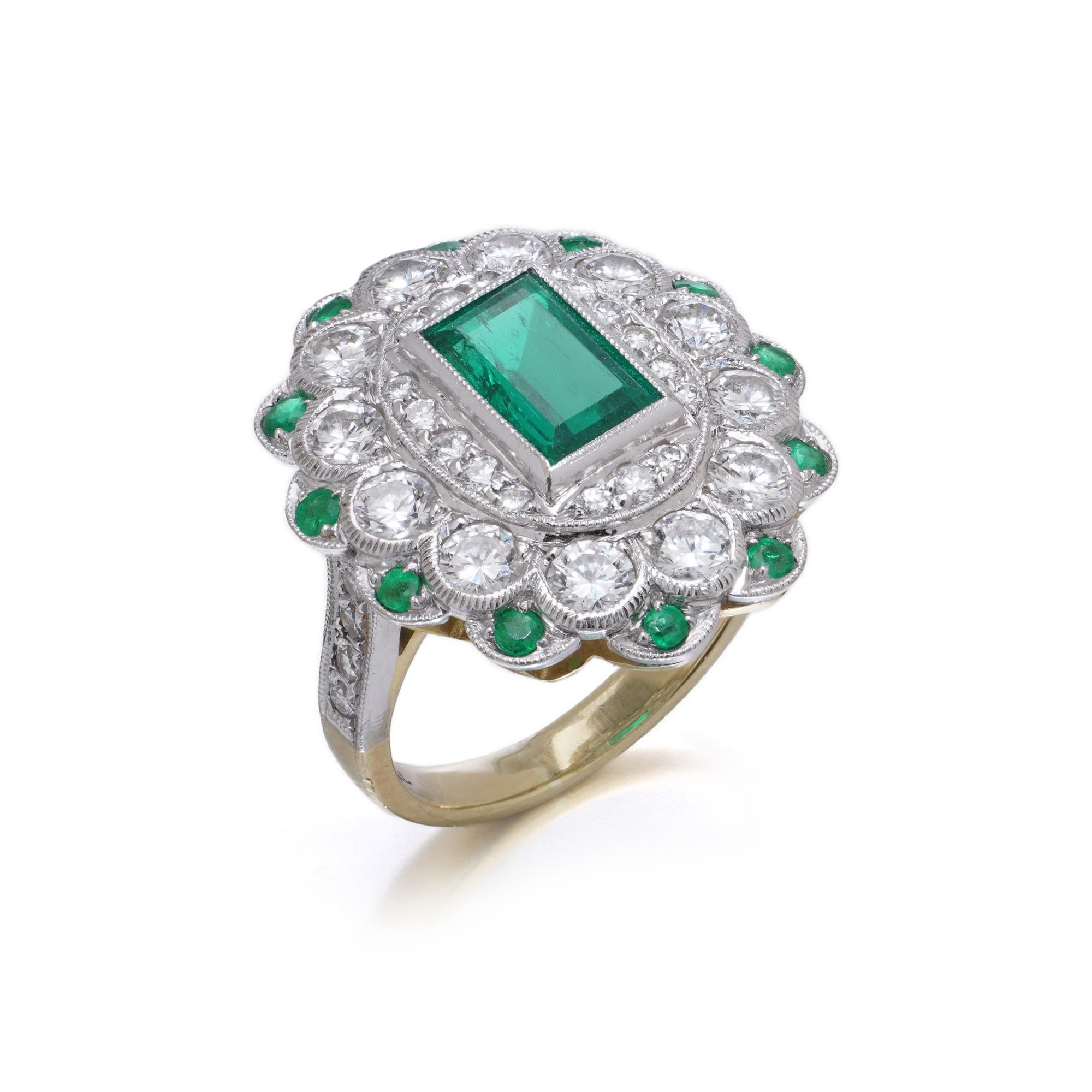 Anillo Racimo de Esmeraldas y Diamantes de Oro de 18 Quilates en venta 2