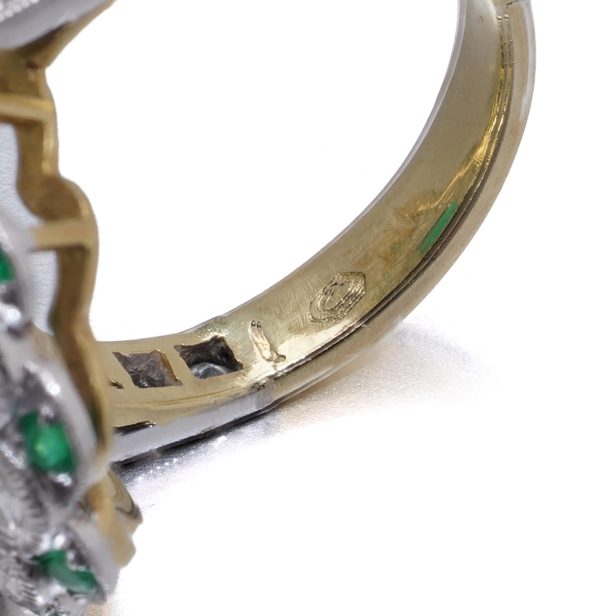 Anillo Racimo de Esmeraldas y Diamantes de Oro de 18 Quilates en venta 4