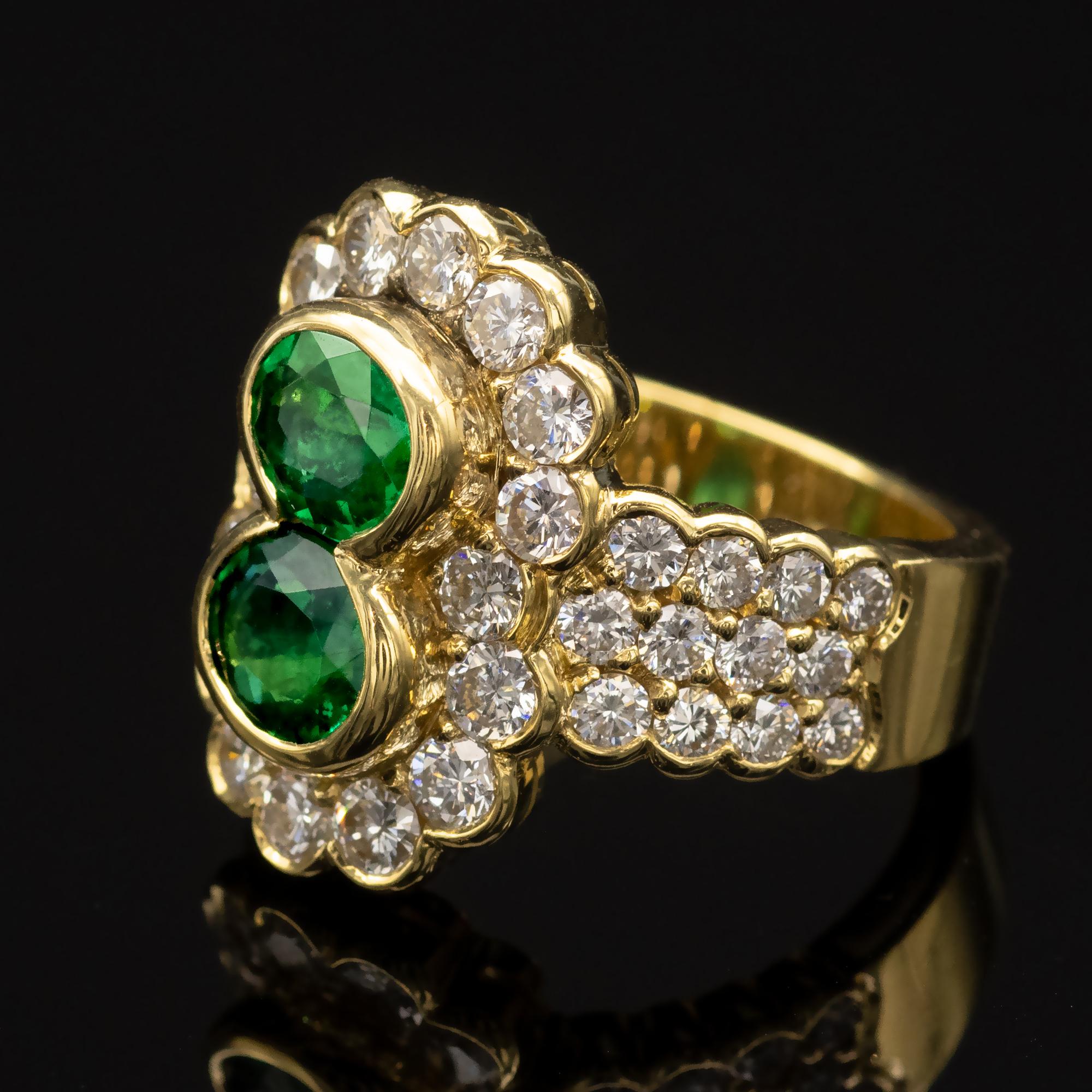 2 Oval Emeralds and Diamond 18-Karat Gold Halo Ring In New Condition For Sale In Monte Carlo, MC